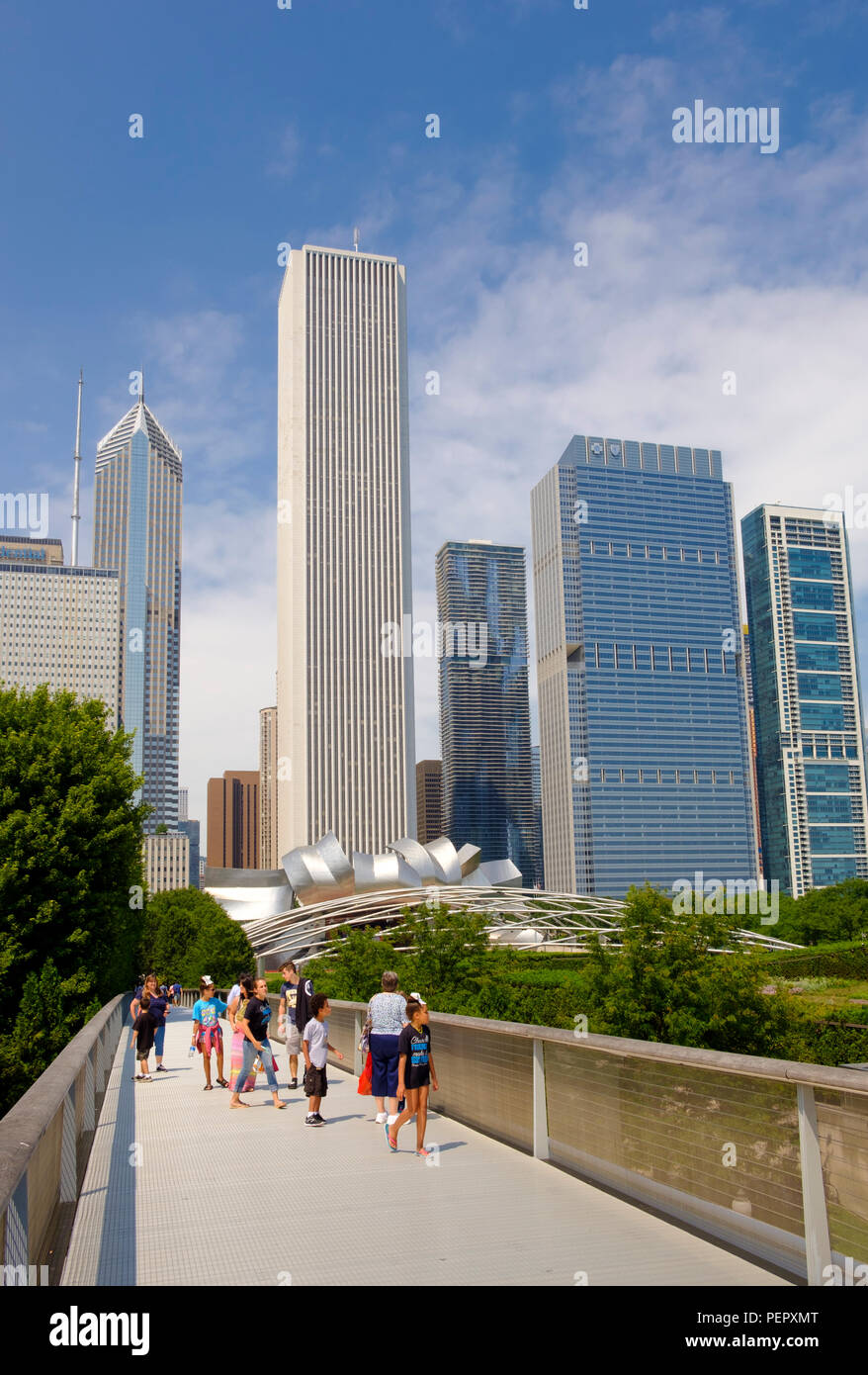Vue d'horizon de Chicago et le Millennium Park de Nichols Bridgeway menant à l'Institut d'Art, Chicago, Illinois, États-Unis Banque D'Images