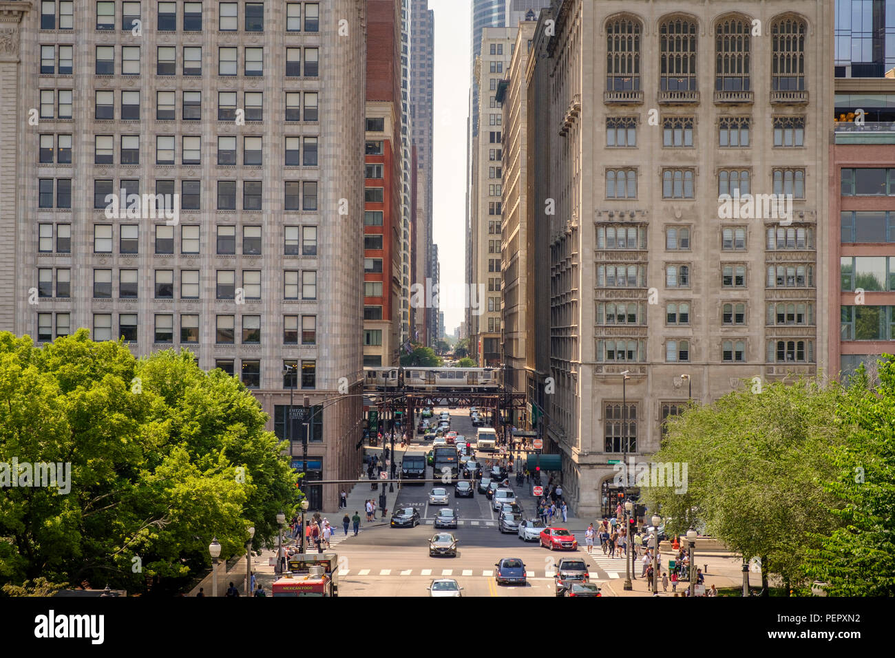 View sur Monroe Street avec une forte concentration de former au centre-ville de 'boucle'. Chicago, Illinois, États-Unis Banque D'Images