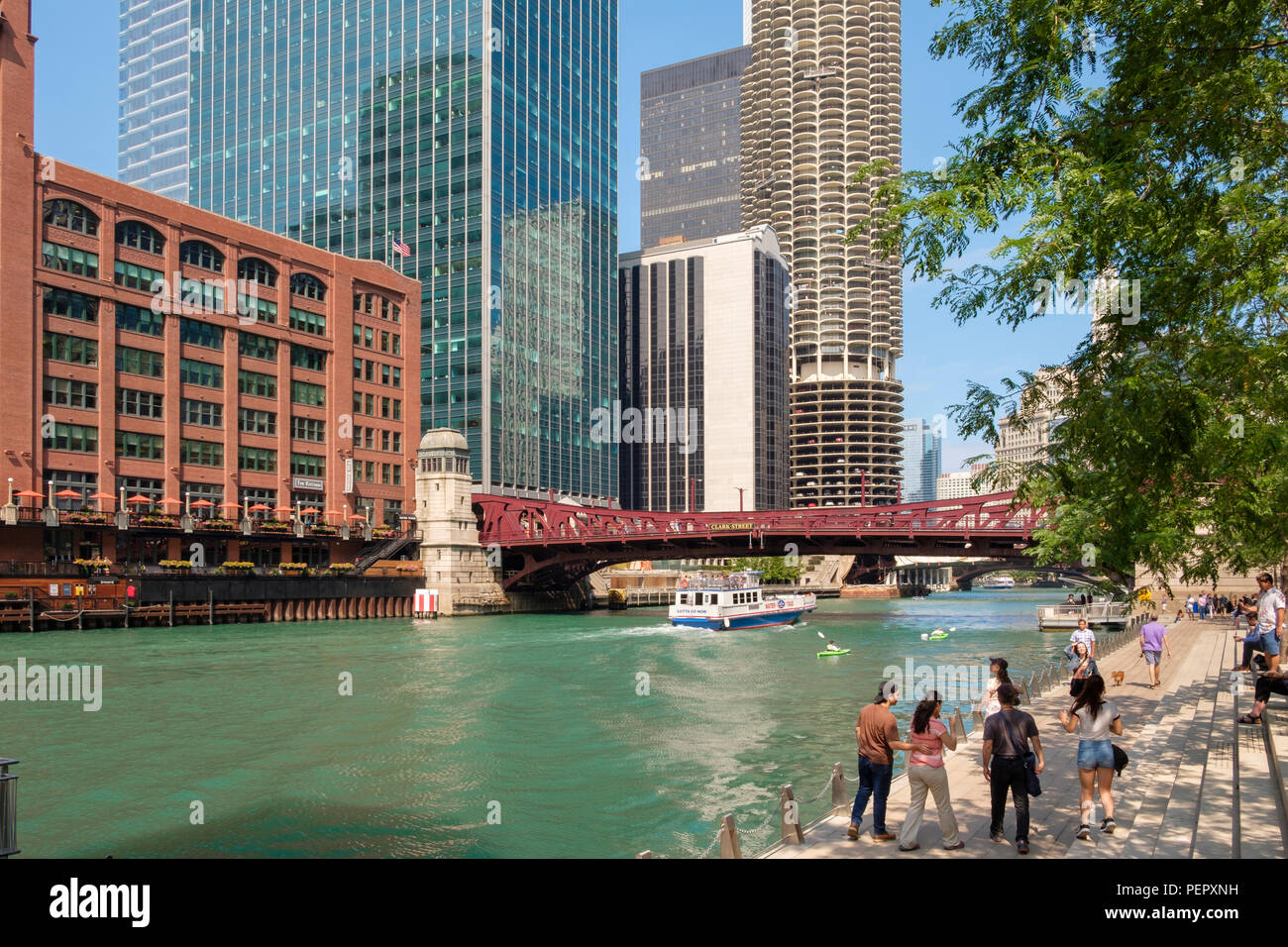 Croisière sur la rivière Chicago et avec le Riverwalk et entourant le centre-ville de l'architecture en été, Chicago, Illinois, États-Unis Banque D'Images