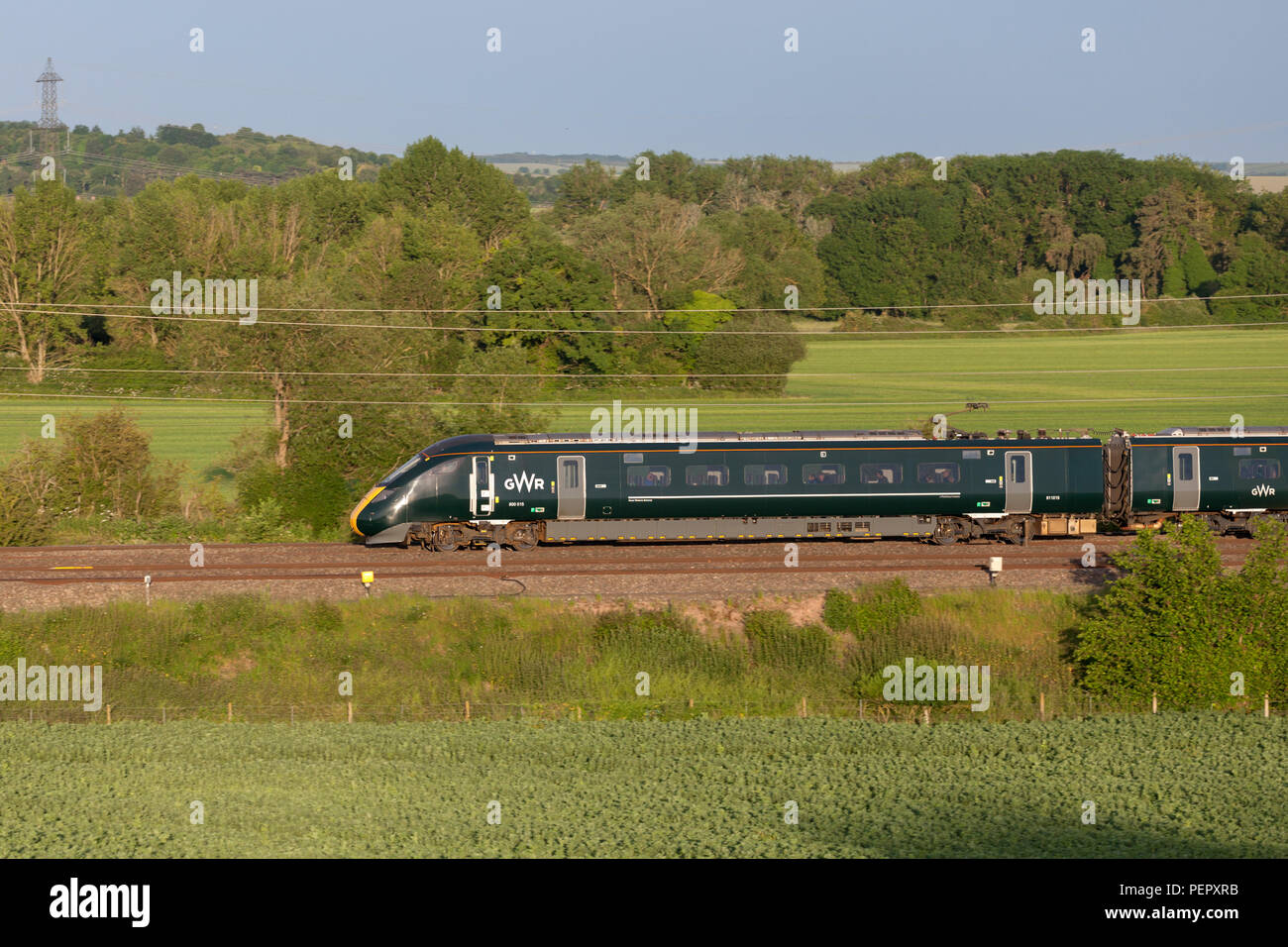 Une première classe 800 Great Western Railway train pei mode bi sur la Great Western main line électrifié près de Didcot Banque D'Images