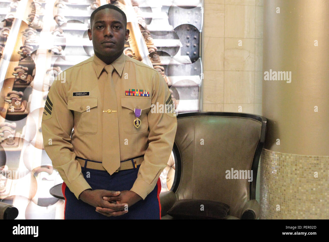 Le Sgt. DeMonte R. Cheeley représente une photo après avoir reçu la médaille Coeur violet 26 janvier 2016, lors d'une cérémonie à Chattanooga, au Tennessee. Cheeley a reçu la Purple Heart pour blessures subies au cours d'une attaque le 16 juillet, 2015 à Chattanooga au Centre de carrière des Forces armées où il travaille. Une enquête menée par le FBI et le Naval Criminal Investigative Service déterminé l'attaque avait été inspiré par un groupe de terroristes étrangers faire Cheeley admissibles à la Purple Heart. Cheeley est un poste de recrutement recruteur avec Marine Chattanooga, de recrutement (Officia Banque D'Images