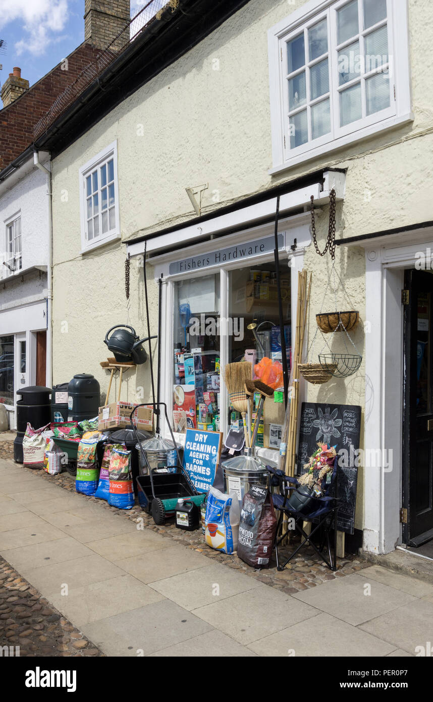 Magasin de matériel traditionnel, avec un affichage de répandre sur le trottoir ; Kimbolton, España Banque D'Images