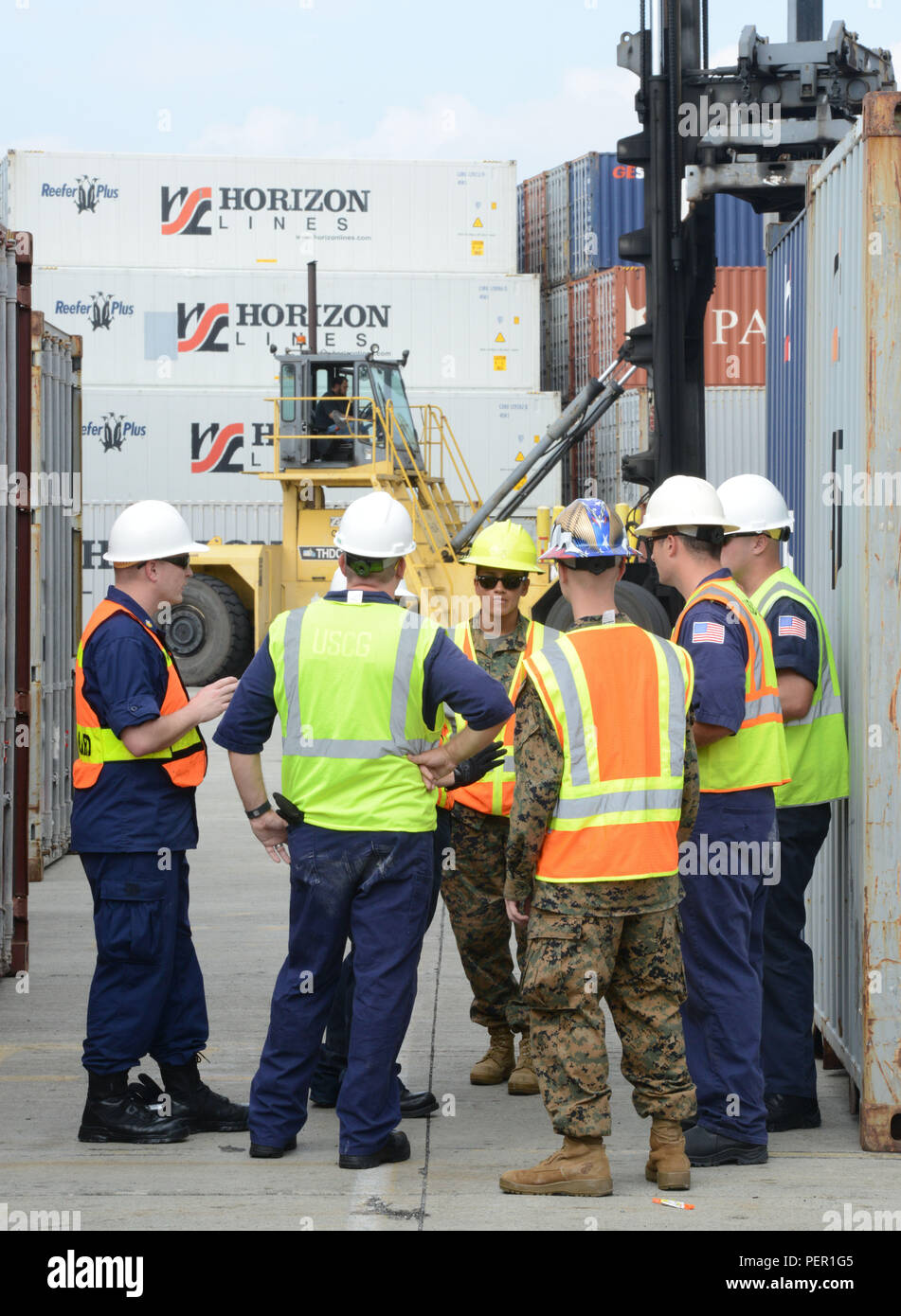 Les Gardes côtes et les membres du Corps des Marines, effectuer la  formation d'inspection des conteneurs au Port d'Honolulu, Oahu, le 28  janvier 2016. Les membres de l'équipage d'unités de la Garde