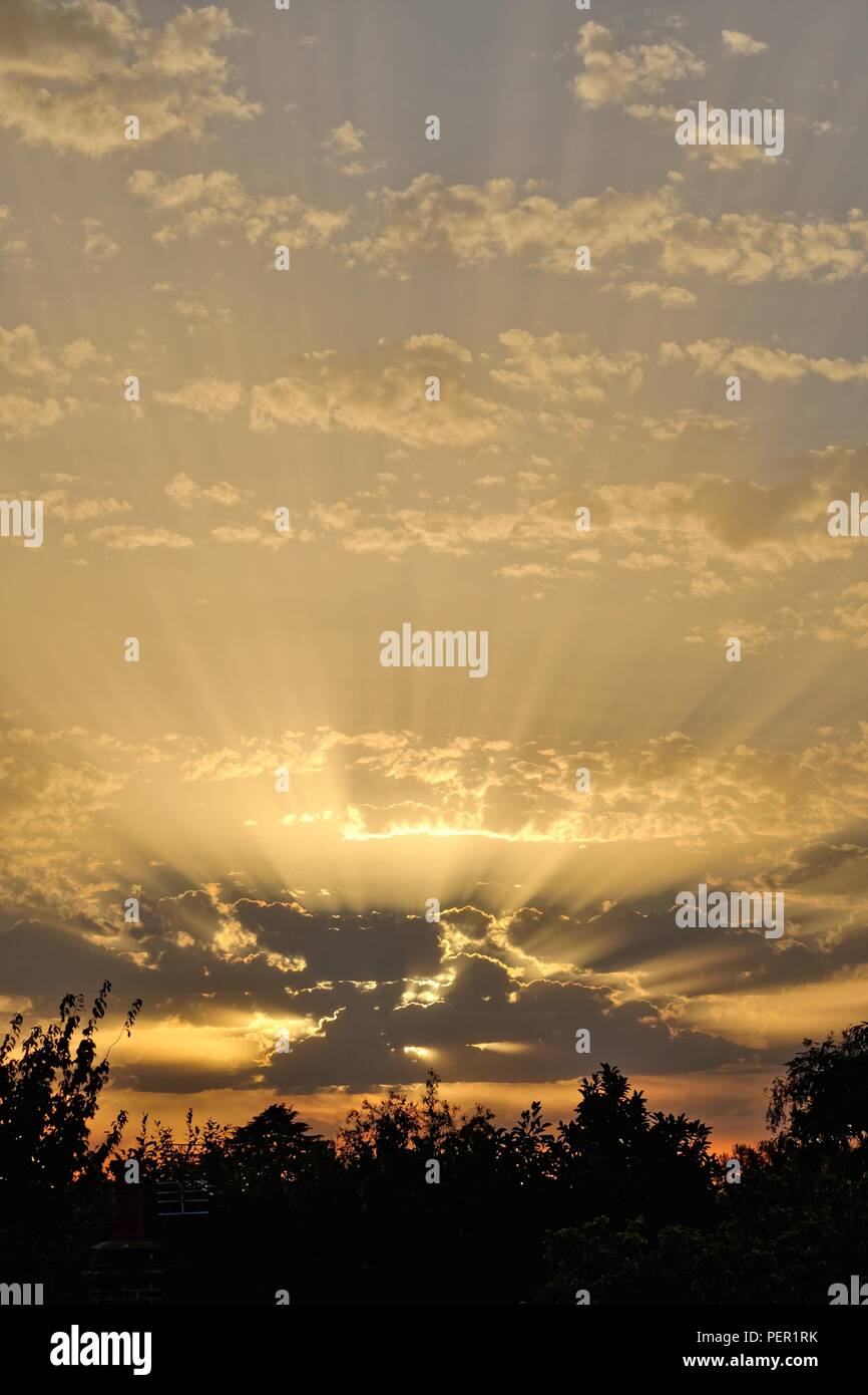 Coucher du soleil montrant des rayons crépusculaires causés par la haute altitude de la poussière dans l'atmosphère Banque D'Images