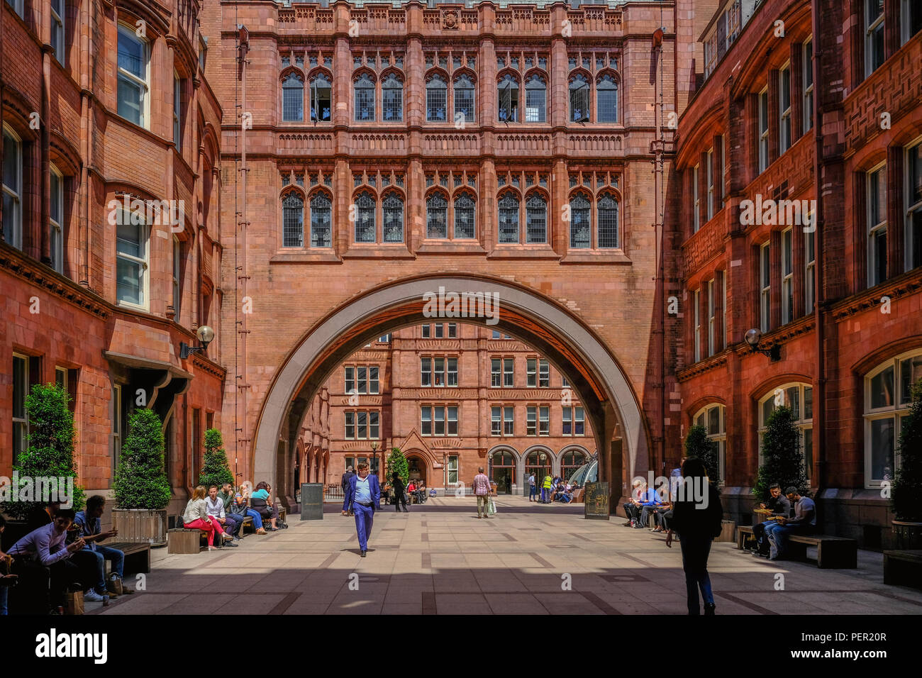 Holborn, London, UK - 8 juin 2018 : vue sur la cour intérieure de la Prudential Building à Holborn et montre que les personnes profitant de leur pause sur un Banque D'Images