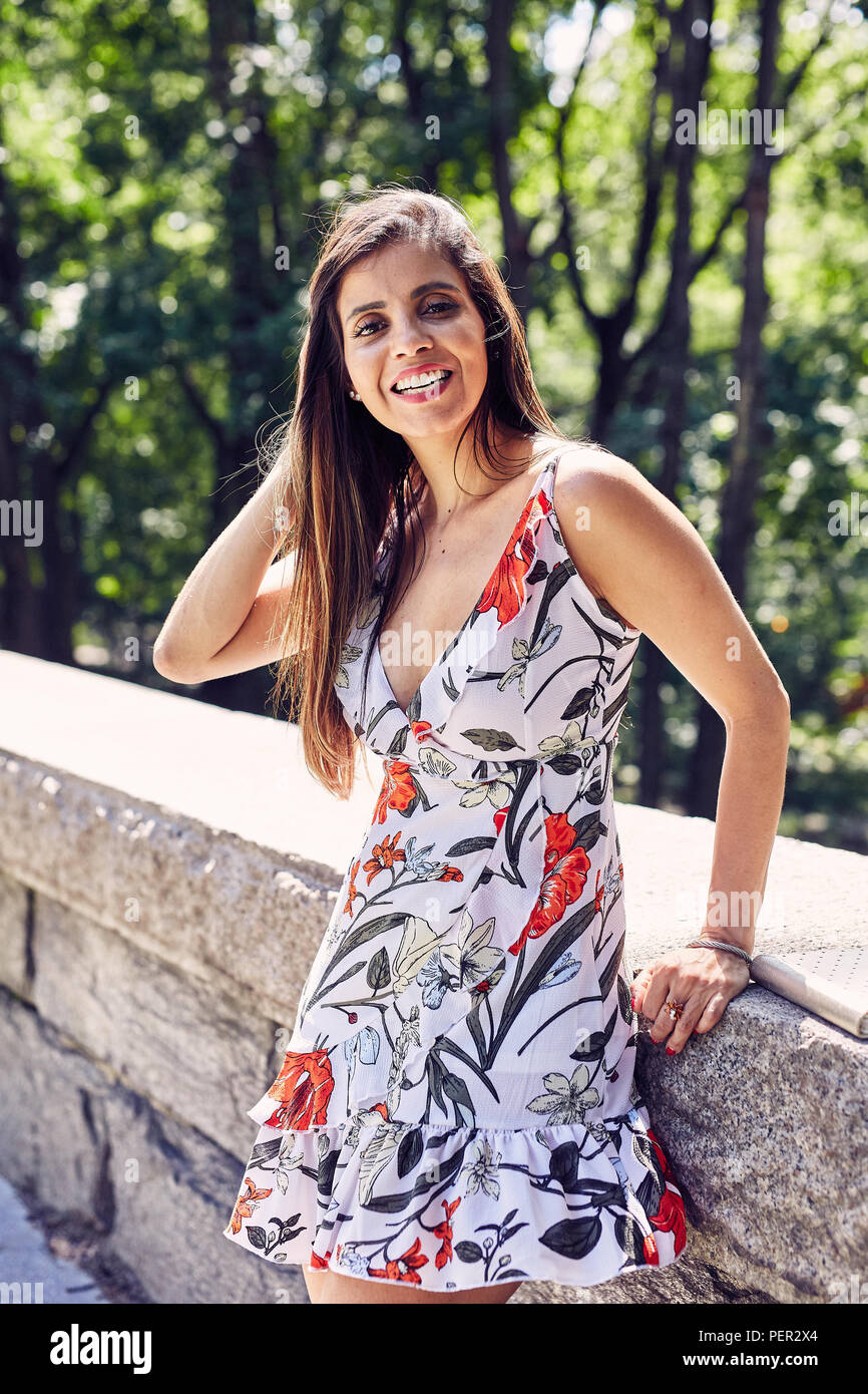 Belle Latina Hispanic Woman Smiling and Posing est heureux Banque D'Images