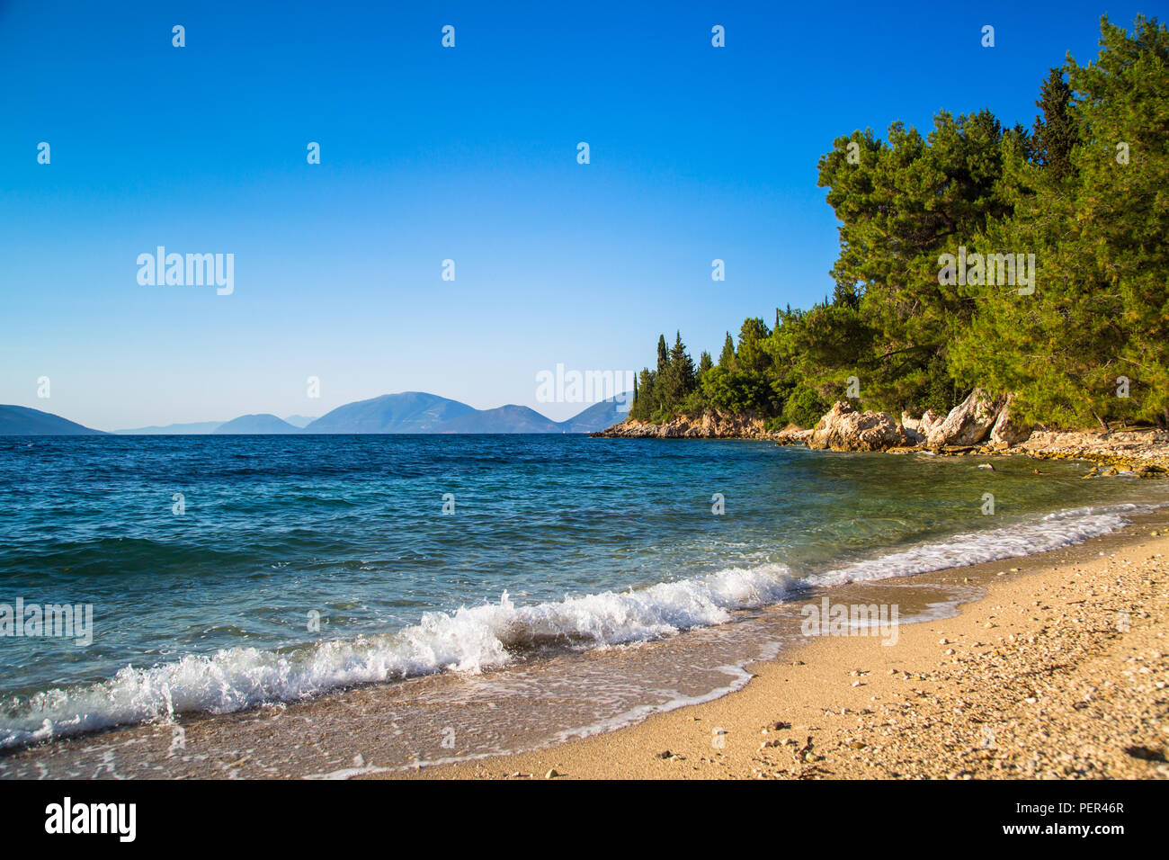 De belles vues sur la mer - la mer, les rochers, les forêts et les montagnes. Îles grecques dans la mer Ionienne. Banque D'Images
