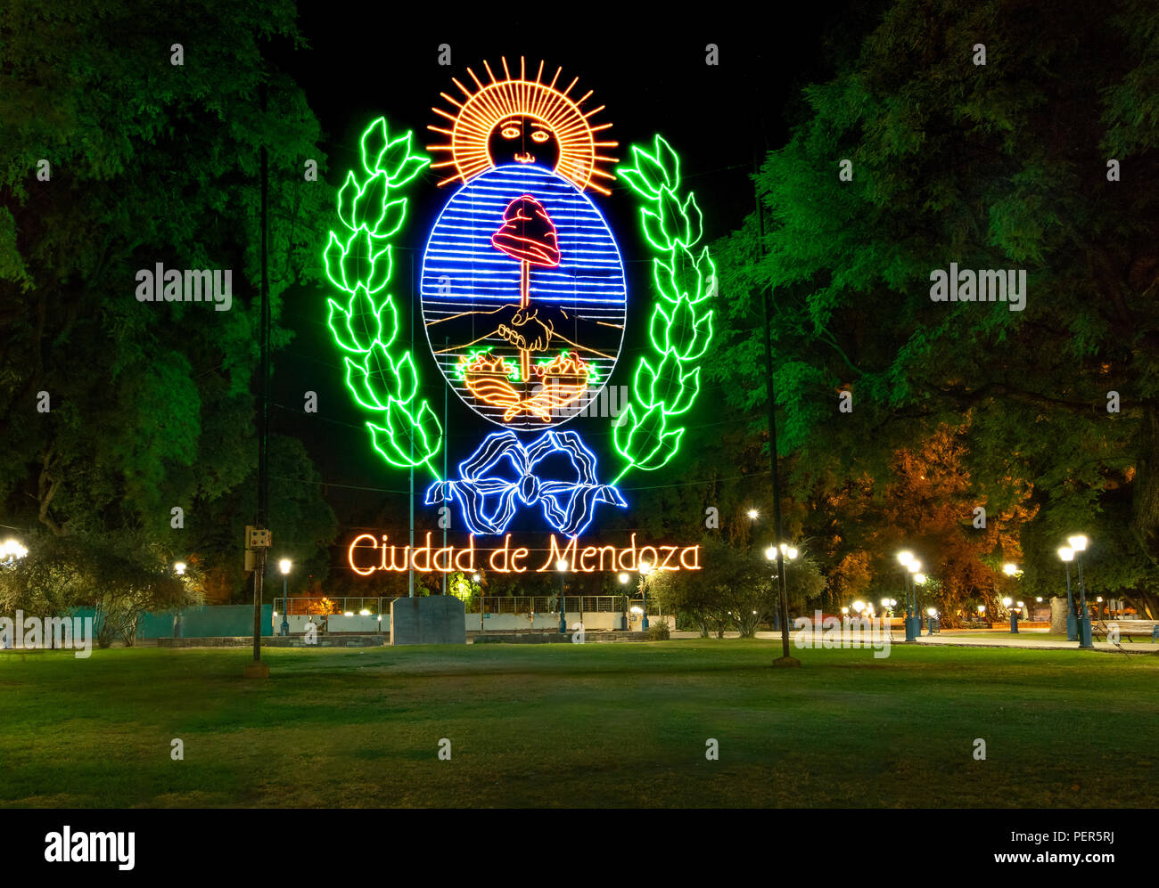 Mendoza signe à la Plaza Independencia (Place de l'indépendance) de nuit - Mendoza, Argentine - Mendoza, Argentine Banque D'Images