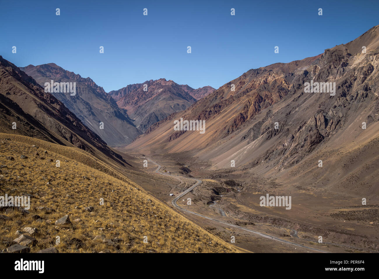 Montagnes et route près de Los Penitentes at Cordillera de los Andes - La Province de Mendoza, Argentine Banque D'Images