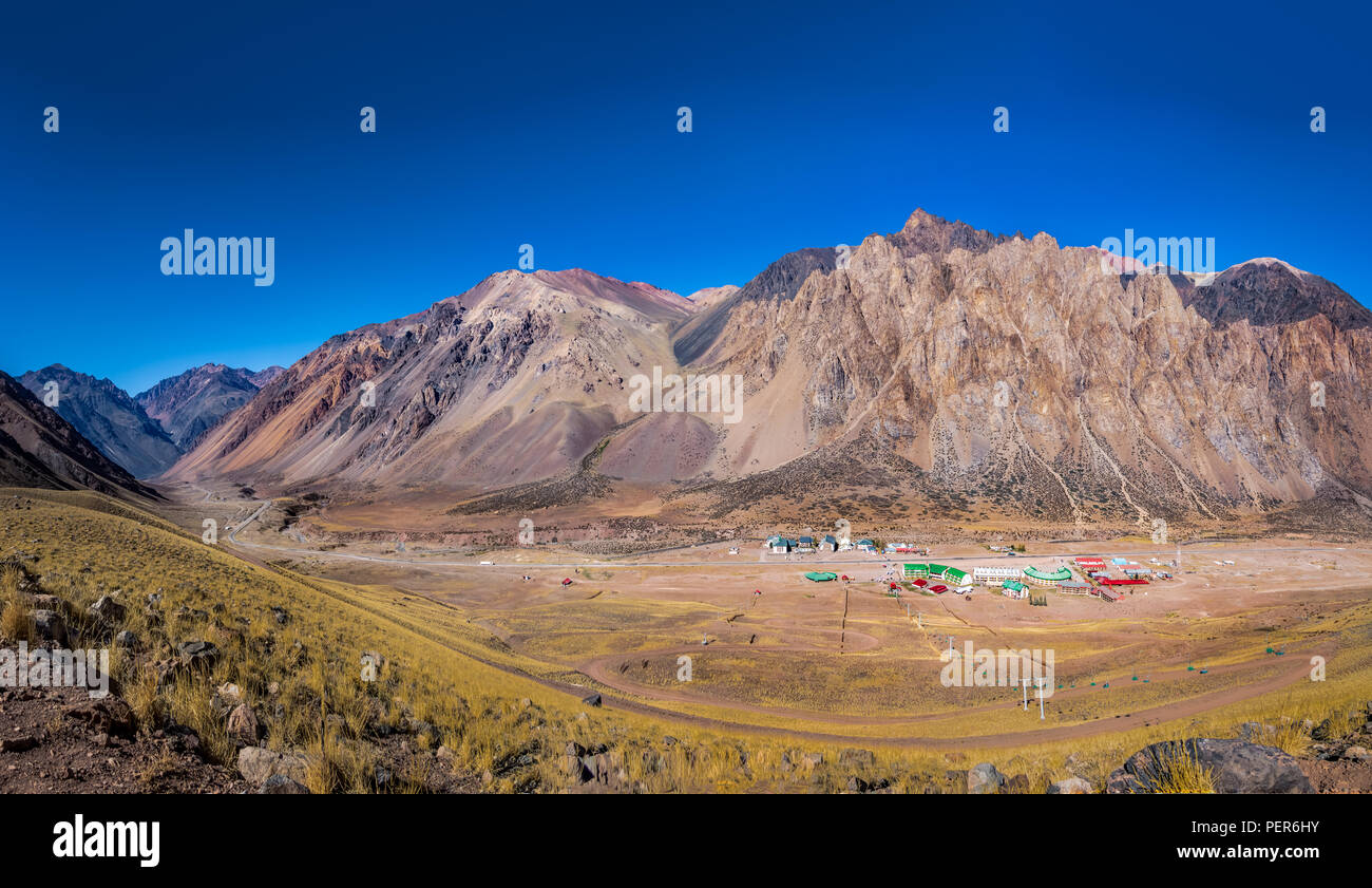 Vue aérienne de Los Penitentes Ski Resort Village de l'été at Cordillera de los Andes - La Province de Mendoza, Argentine Banque D'Images