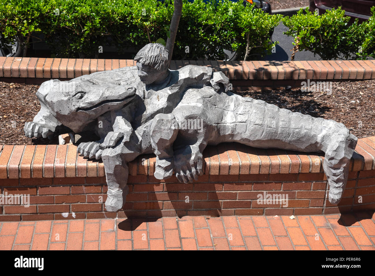 La rue sculpture garçon et crocodile, Mercer Island City , Washington, United States Banque D'Images