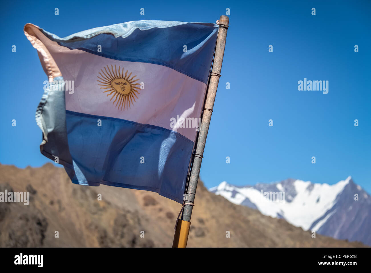 Drapeau de l'Argentine avec Nevado Juncal sur la montagne en arrière-plan Cordillera de los Andes - La Province de Mendoza, Argentine Banque D'Images