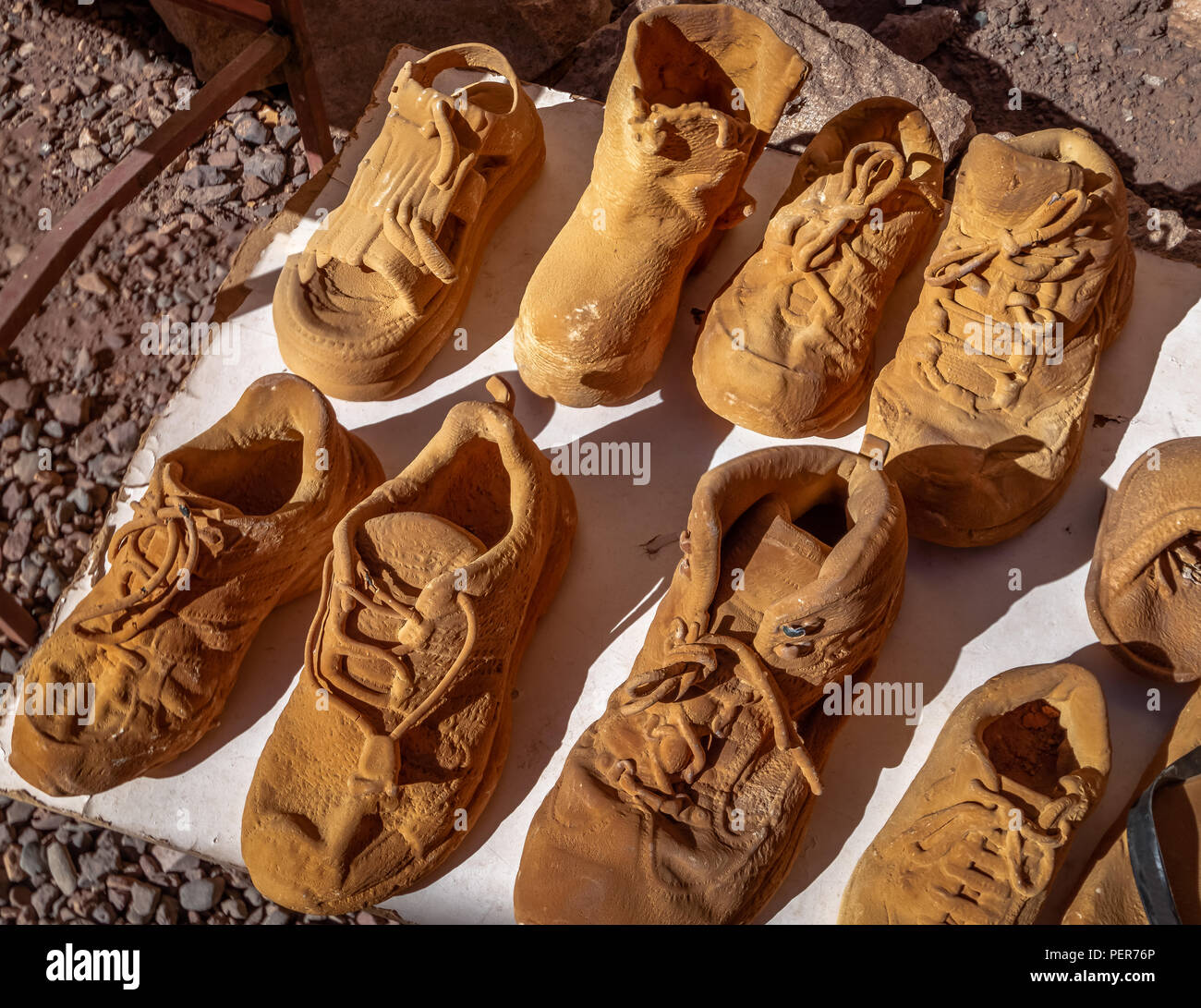 Objets pétrifiés des souvenirs fabriqués avec des sédiments à Puente del Inca ou pont Inca près de Cordillera de los Andes - La Province de Mendoza, Argentine Banque D'Images