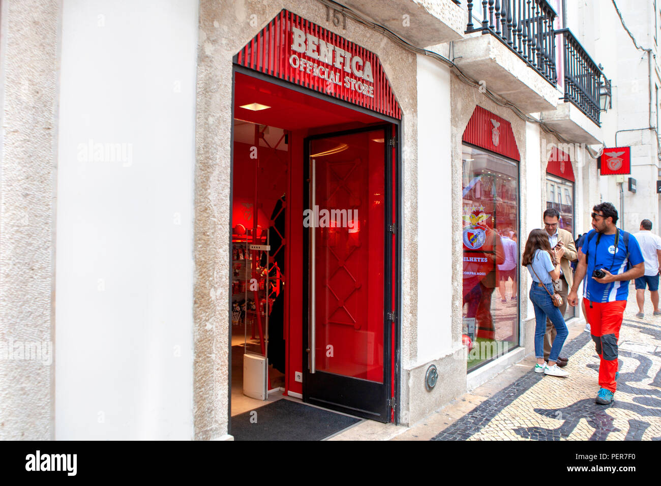 Boutique Officielle Benfica et le Café Rouge à Lisbonne, Portugal dans le quartier d'Alfama Banque D'Images