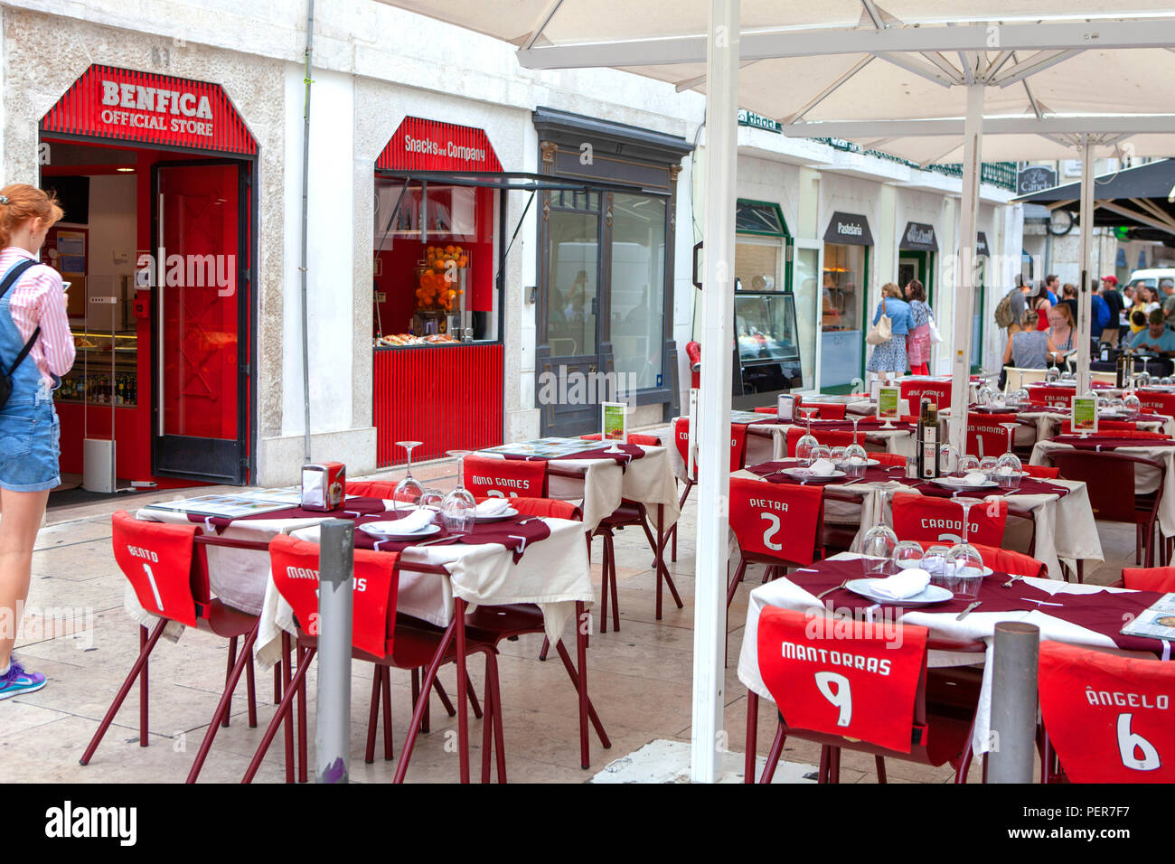 Boutique Officielle Benfica et le Café Rouge à Lisbonne, Portugal dans le quartier d'Alfama Banque D'Images