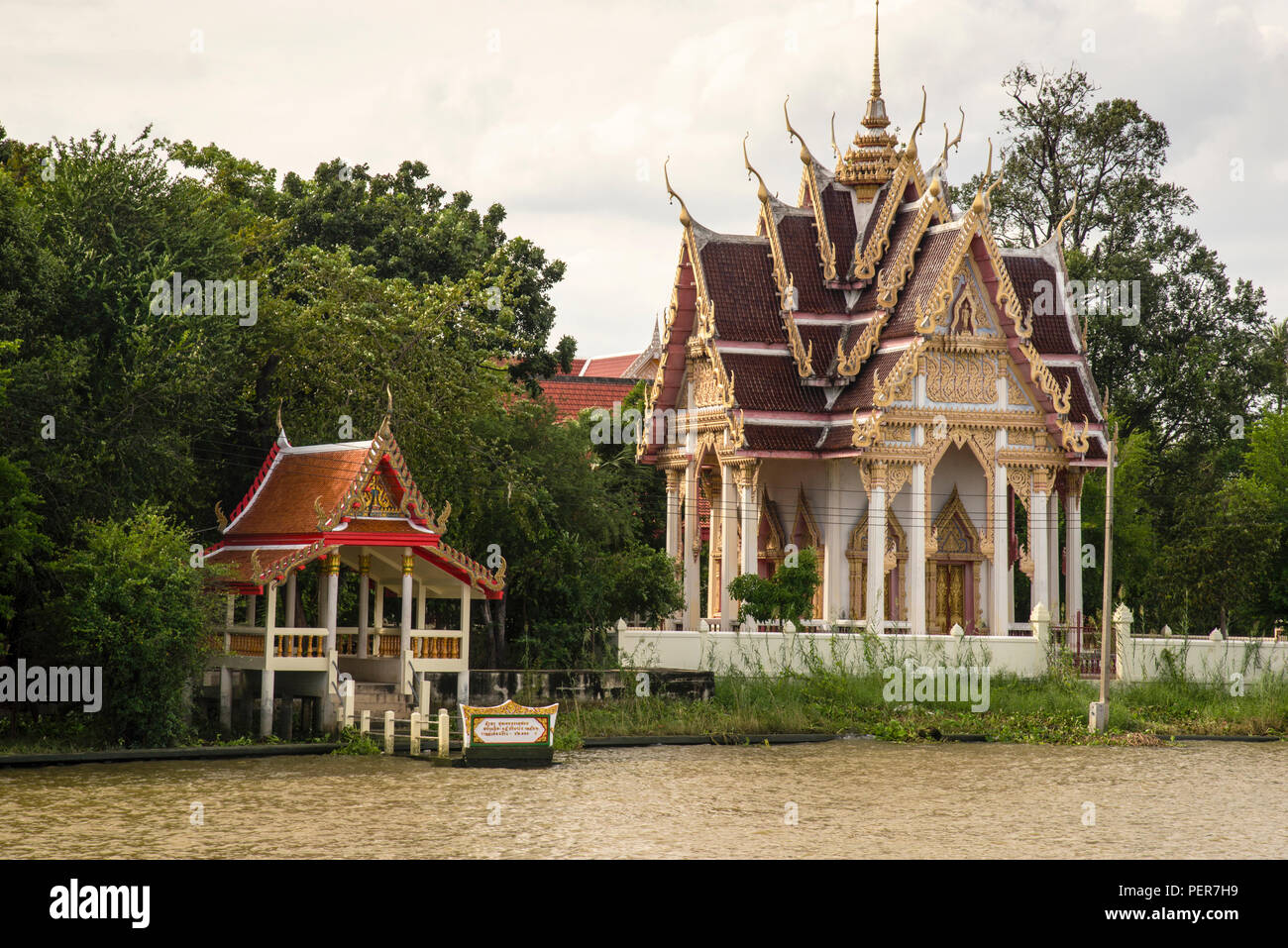 Architecture thaïlandaise sur la rivière Chao Phraya en Thaïlande. Banque D'Images