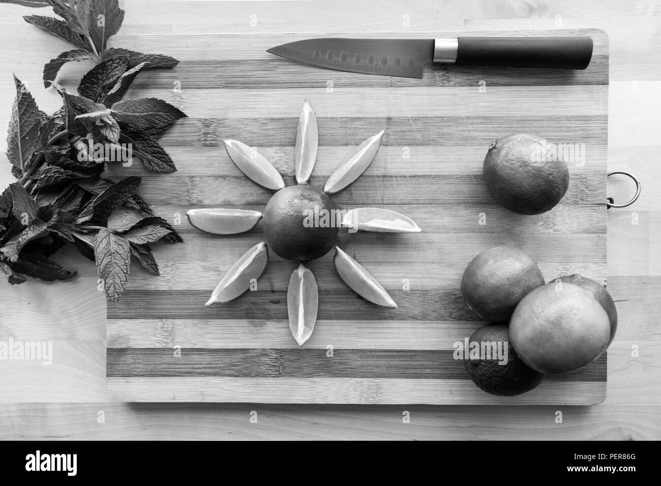 Un cocktail ensoleillé préparation créé en noir et blanc Banque D'Images