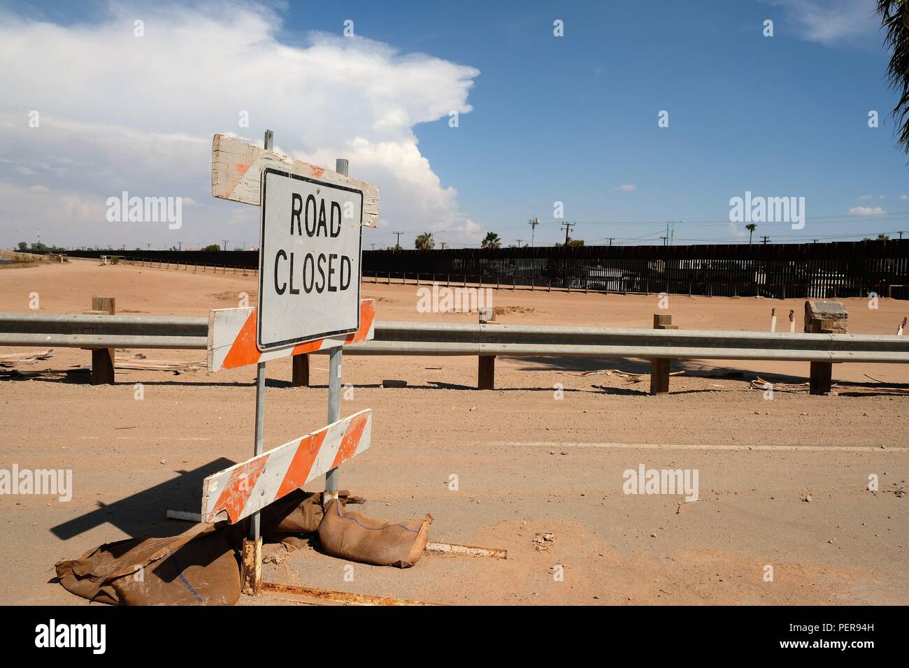 Route fermée signe sur Anza Road, East de Calexico, le long de la frontière américano-mexicaine séparant les deux pays. Banque D'Images