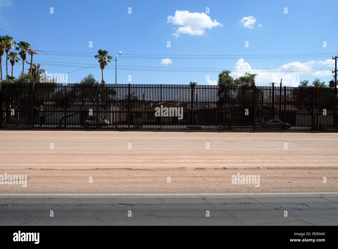 Avis de Mexicali, Mexique Maisons et voitures de Calexico, en Californie, USA, dans la clôture qui sépare les deux pays. Banque D'Images