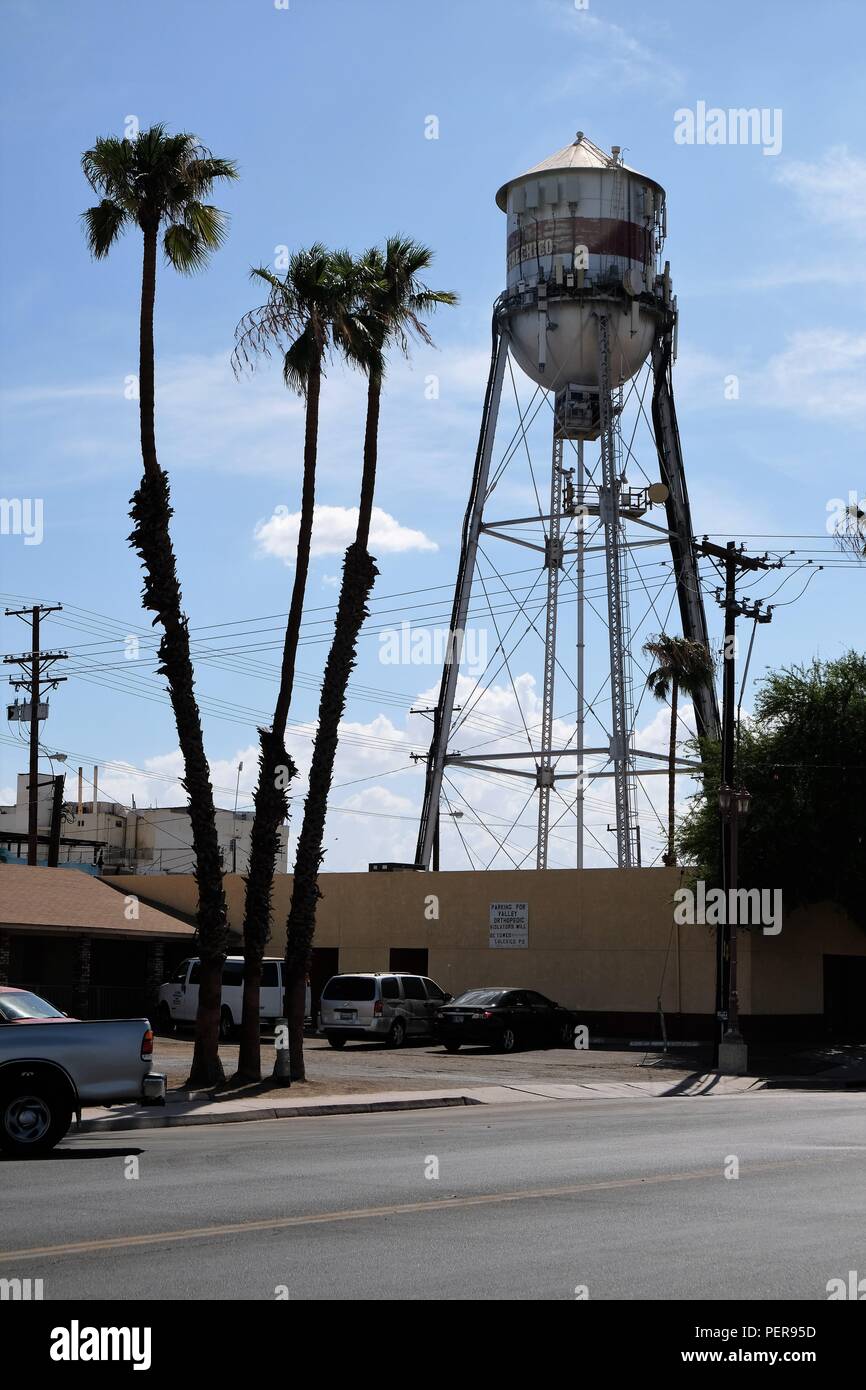 Calexico, California Water tower de palmiers à gauche. Banque D'Images
