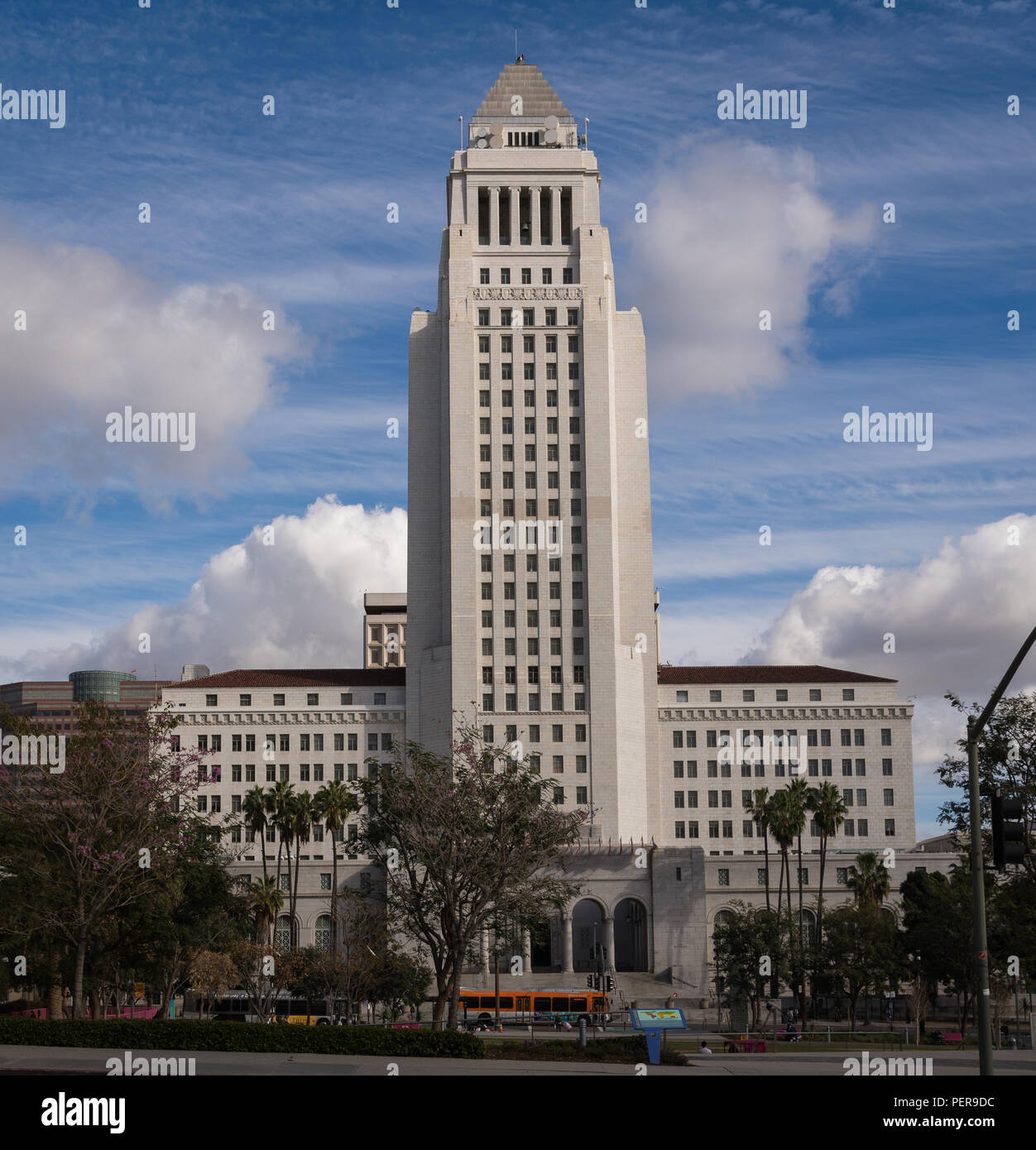 Extérieur de la Los Angeles City Hall Building, tourné à partir de N. Broadway. Banque D'Images