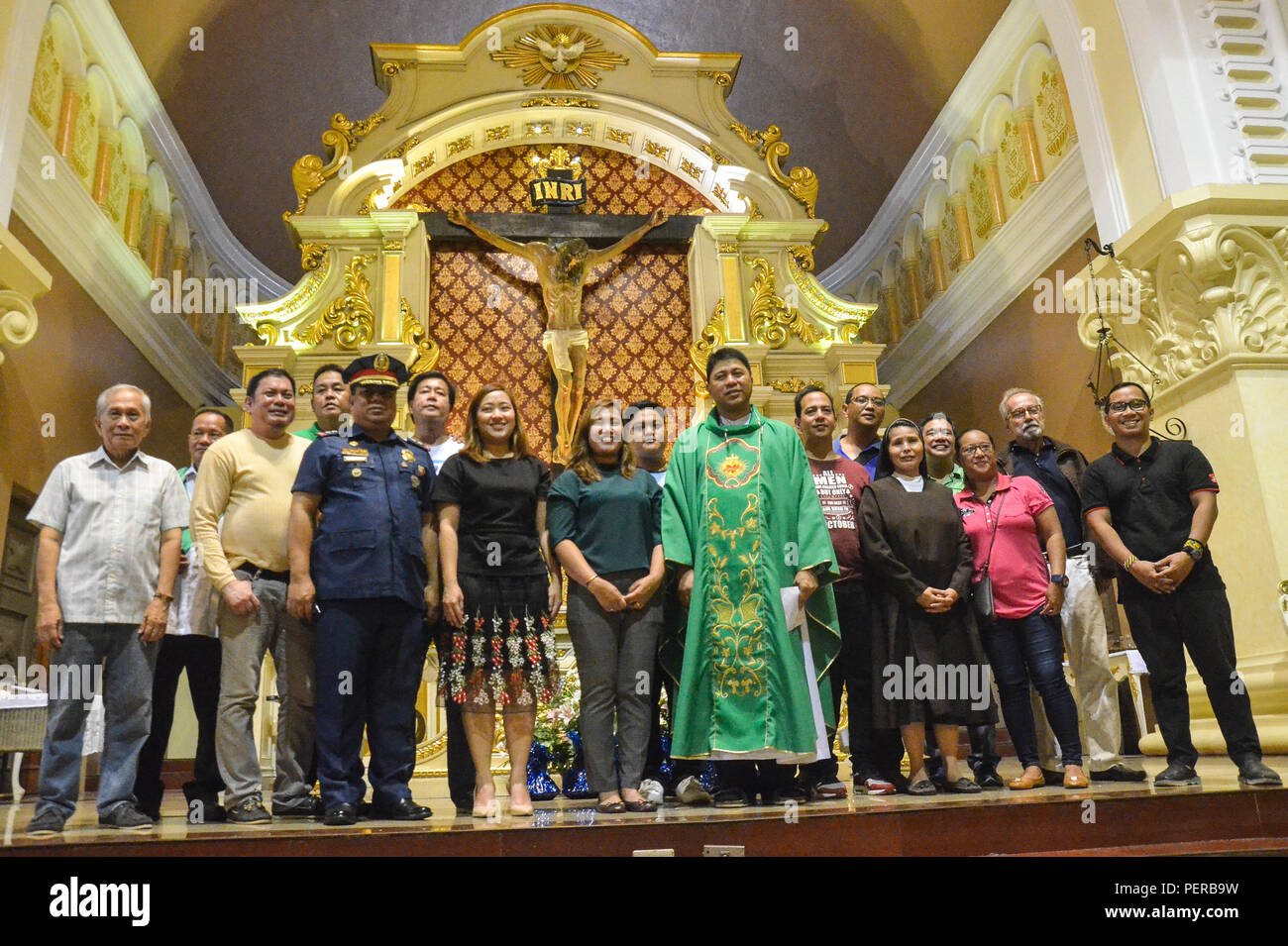 Quezon City, Philippines. Le 08 août, 2018. (De l'avant à droite) commandant de la station de police de la ville de Quezon, surintendant de police 10 Louise Benjie P. Tremblements, élu de nouveaux fonctionnaires ; Capitaine Barangay Barangay Camille Malig David Sacré Coeur de Barangay, Barangay . Le capitaine Armie F. Castel de Brgy Kamuning, Rév. Père Jerome A. Marquez SVD de la Paroisse Sacré-Cœur de culte avec certains organismes communautaires au cours du protocole d'entente (PE) de la communauté du Programme de réadaptation de drogue pour surrenderees USBONG qu'ils appelaient 'Crédit' : Robert Oswald Alfiler/Pacific Press/Alamy Live News Banque D'Images