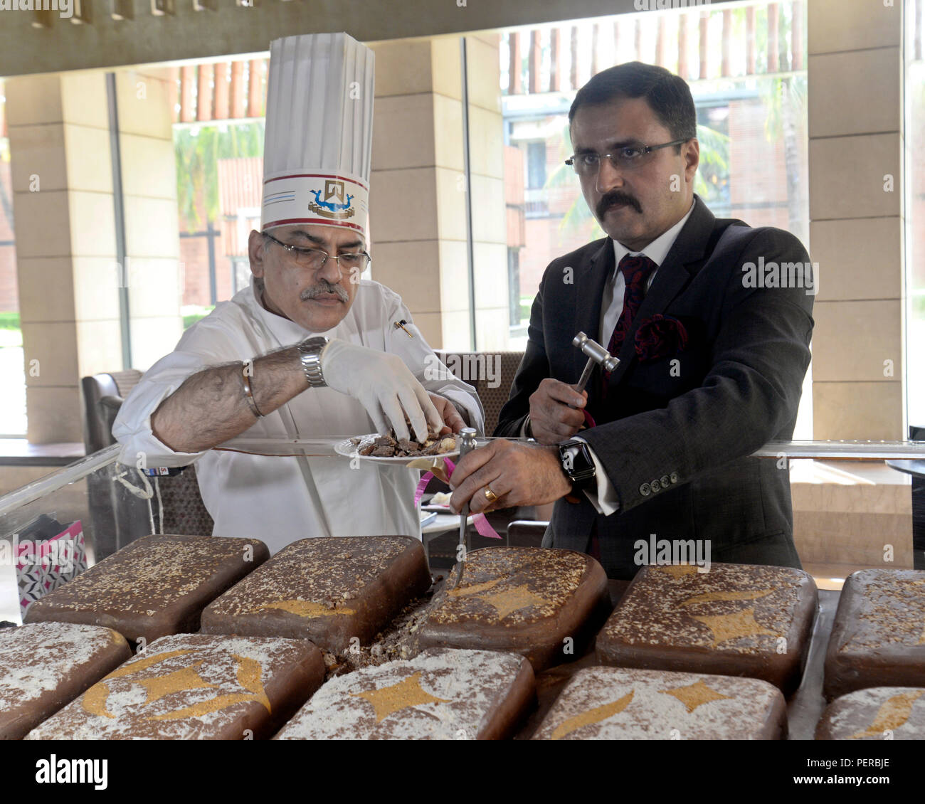 Kolkata, Inde. Août 16, 2018. ITC Sonar Bangla Directeur général Atul Bhalla (droite) et Chef exécutif Vijay Malhotra (gauche) dévoiler l'édition spéciale de 72kg de chocolat à l'occasion de 72e jour de l'indépendance. Credit : Saikat Paul/Pacific Press/Alamy Live News Banque D'Images