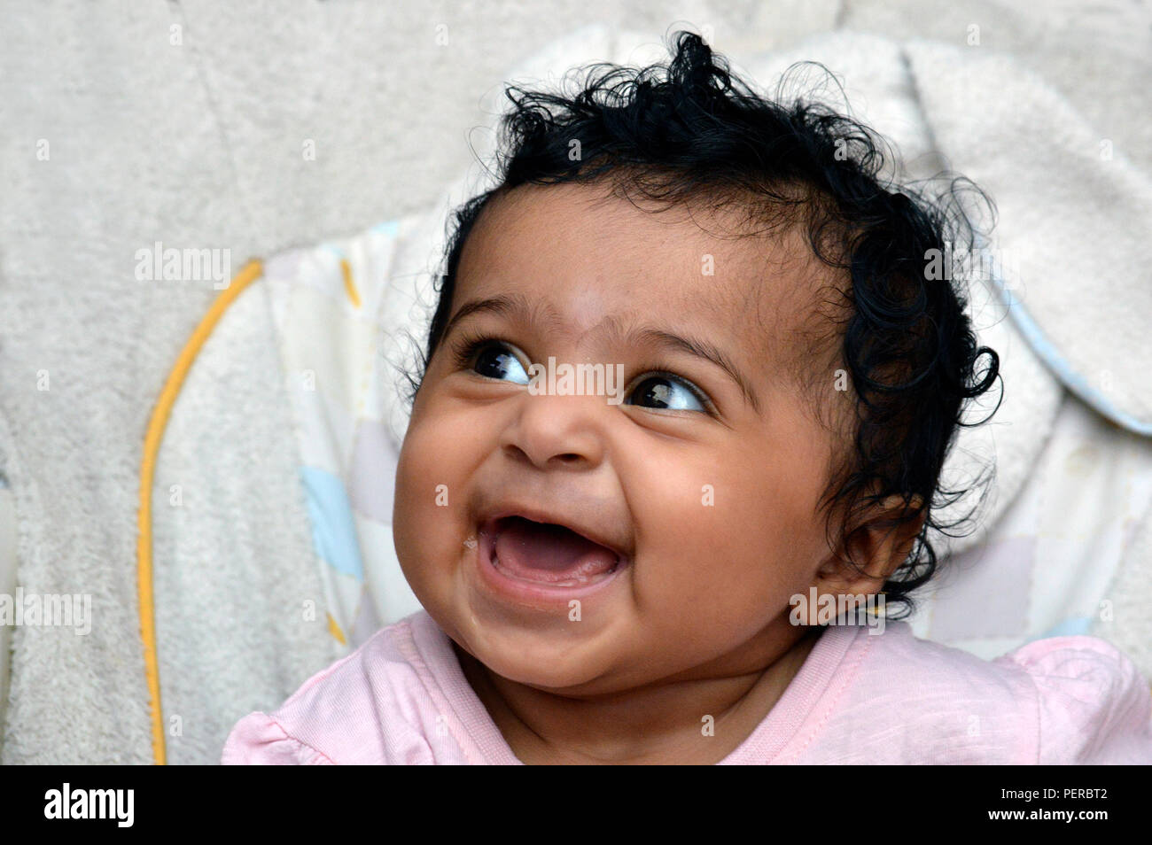 Enfant du monde d'expressions rire des pitreries et enjouement Banque D'Images