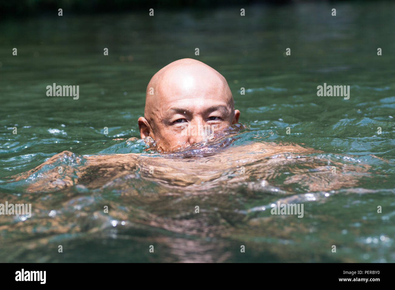 Tête à tête japonais guy émergeant de l'eau Banque D'Images