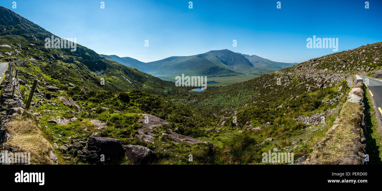Panorama de la campagne irlandaise de la côte occidentale de lacs et de pâturages. Banque D'Images