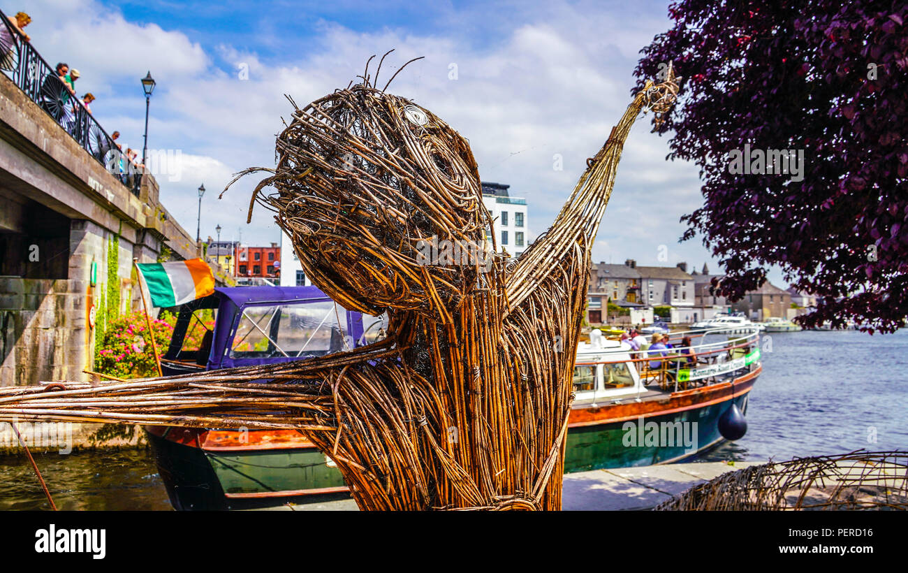 Athlone Irlande, sur la rivière Shannon à la promenade le long de la rivière avec un bateau homme de paille et d'un pont sur une journée d'été. Banque D'Images