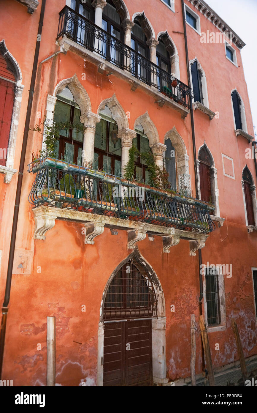 Palazzo Cappello a Santa Maria Nova, le Rio della Panada, Cannaregio, Venise, Italie : une vieille maison dans le besoin de rénovation et, avec des fenêtres de style gothique et un Watergate Banque D'Images