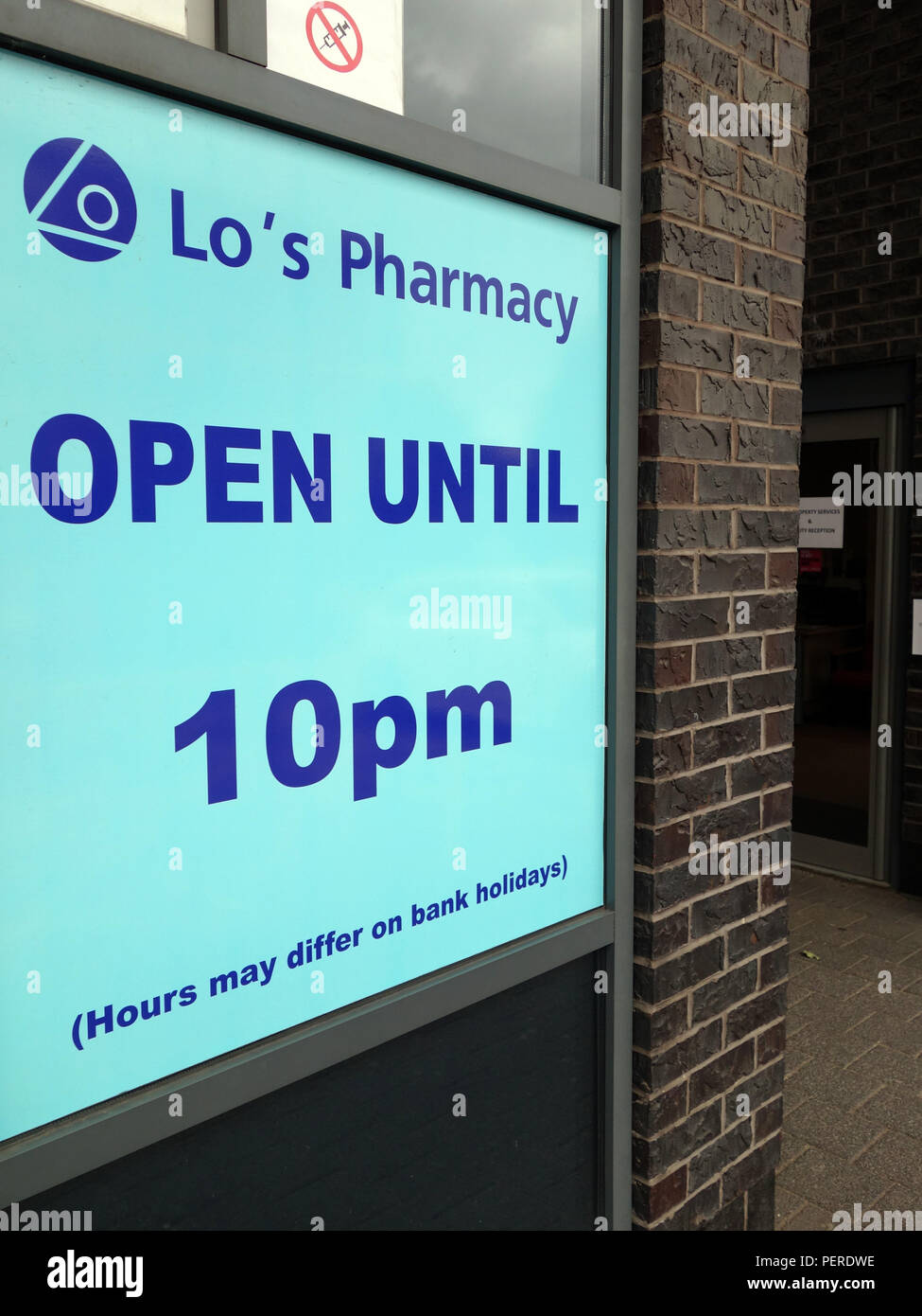 Pharmacie ouvert de la fin de l'inscription au Centre de santé communautaire de Rotherham, Rotherham South Yorkshire, Angleterre Banque D'Images