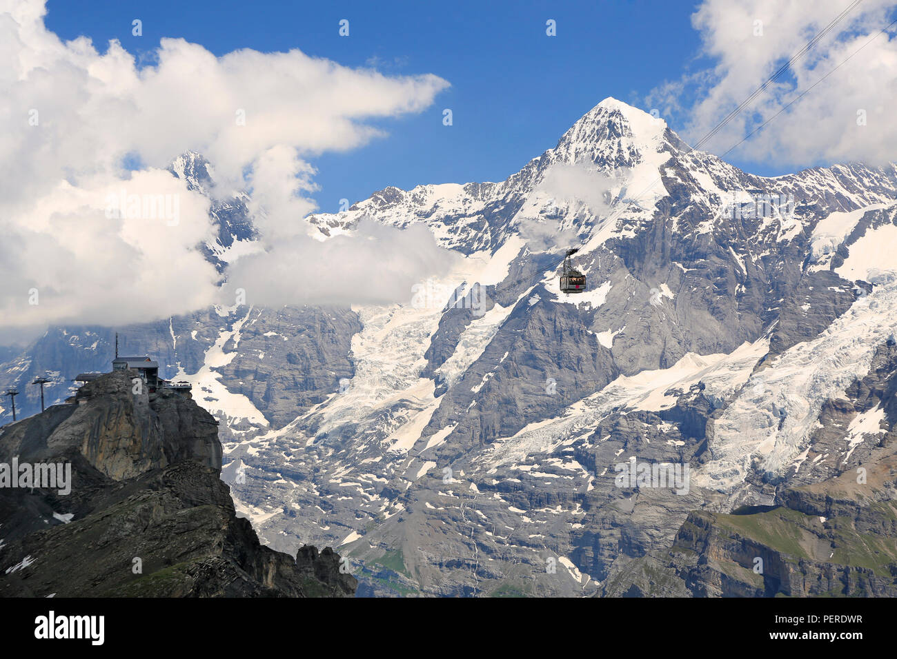 Téléphérique de Schilthorn avec Birgé station et Monch Mountain dans Swiss Alps, Murren salon Banque D'Images