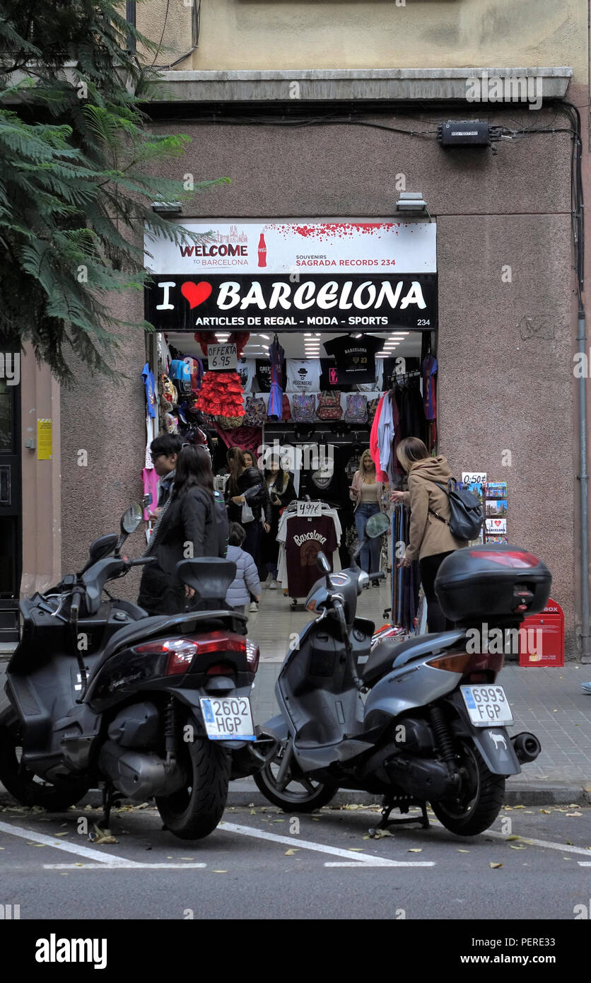 Un magasin de souvenirs touristiques avec un signe J'adore Barcelone en centre-ville de Barcelone Banque D'Images