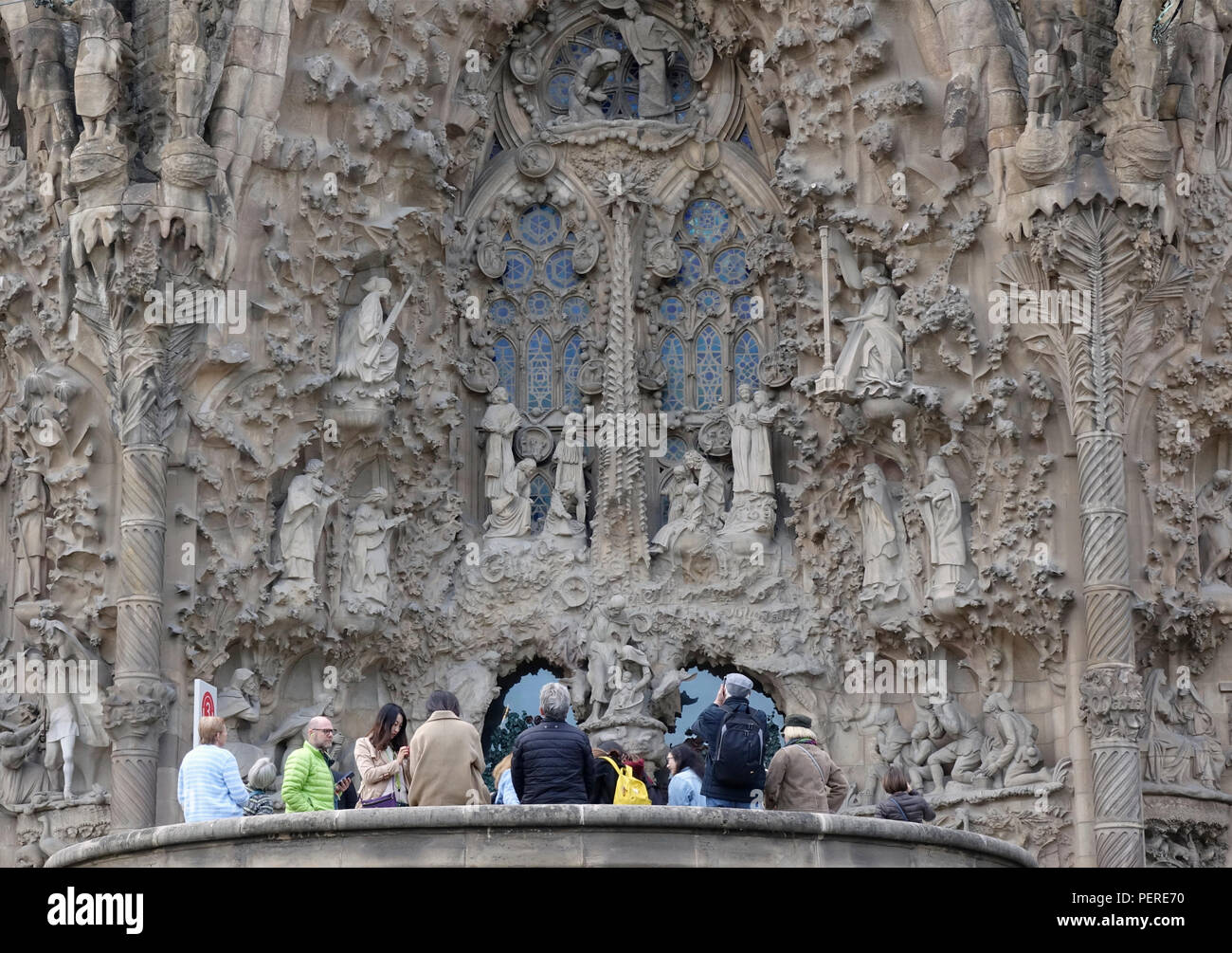 Les touristes et les visiteurs d'attendre pour l'entrée à la Sagrada Familia conçue par Antoni Gaudí à Barcelone Espagne Banque D'Images