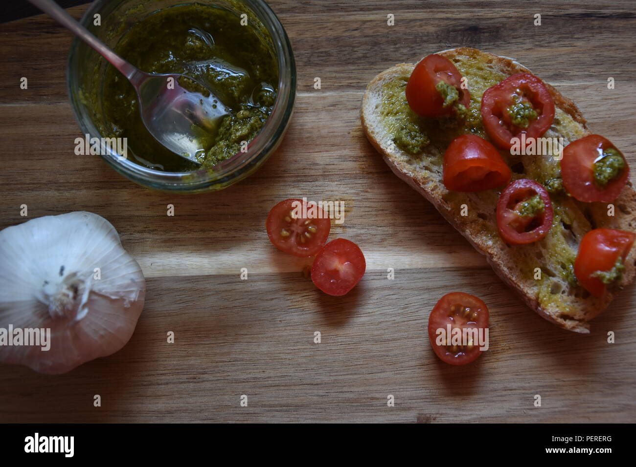 Délicieux toasts avec tomates cerises, pesto et Banque D'Images