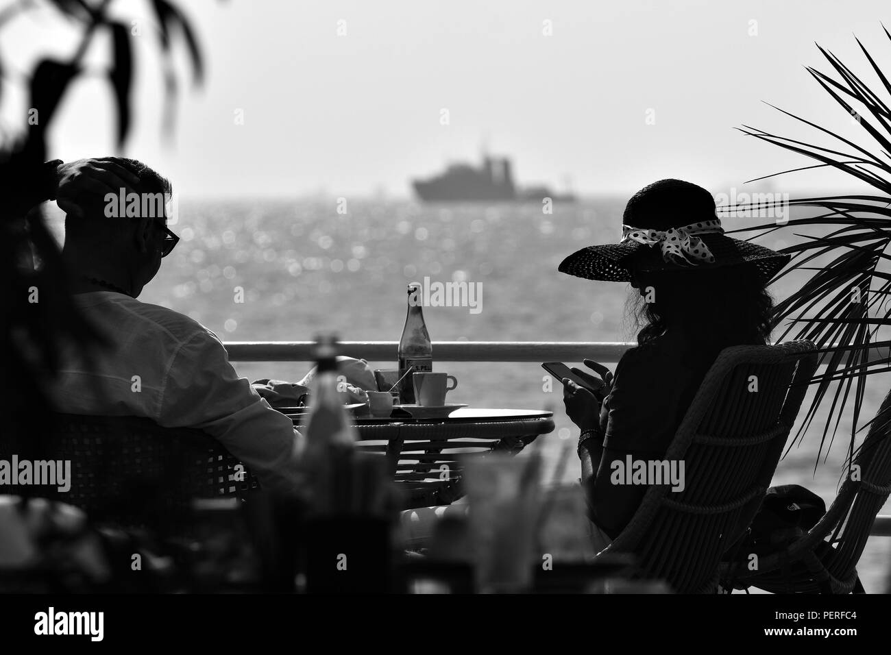Les touristes à la View Restaurant à la Journée de la Marine à l'événement 2018 sur les rives de la mer Noire , Constanta , Roumanie. Image en noir et blanc. Banque D'Images
