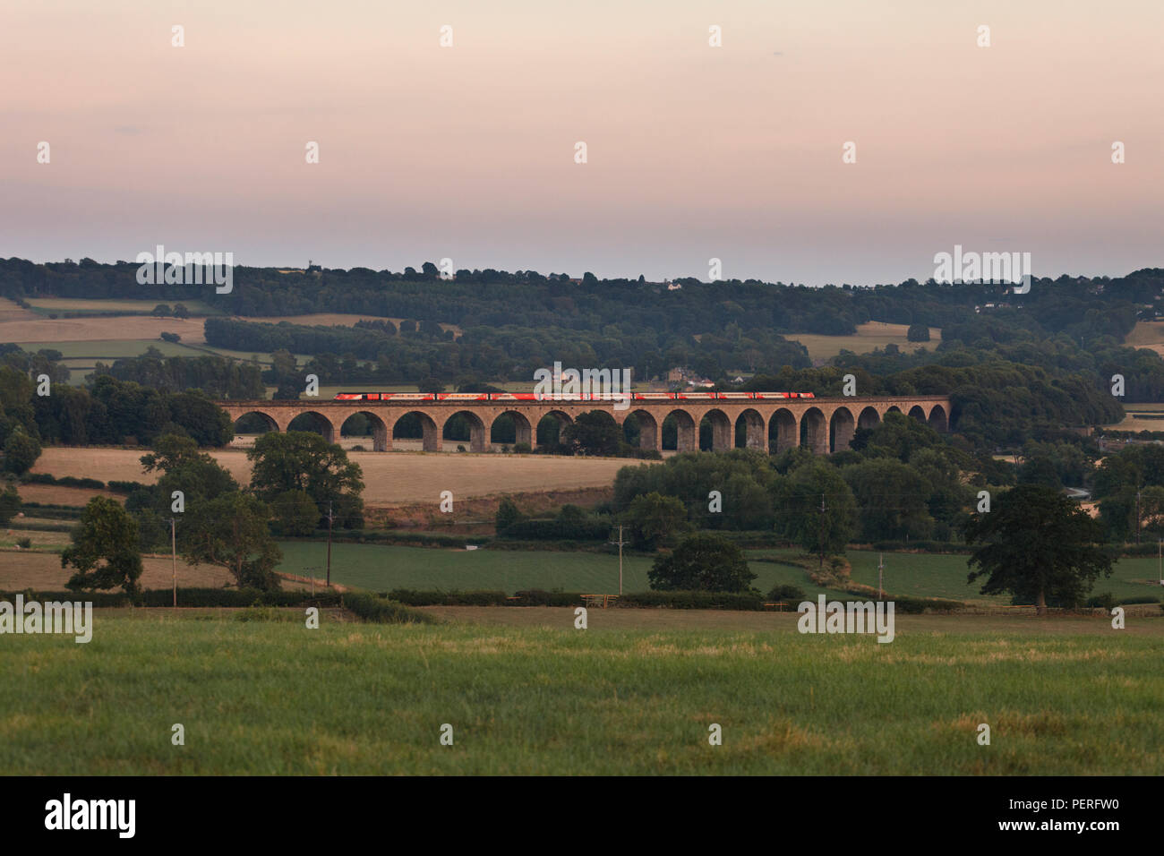 Un LNER train à grande vitesse ( 125 ) Intercity crossing Wharfedale viaduc sur le quai de la rivière sur le Leeds - ligne emty Harrogate au SAV Banque D'Images