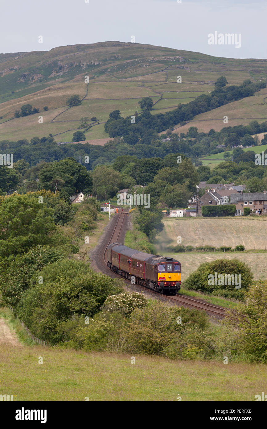 Chemins de la classe 33 de la côte ouest en passant par une locomotive Burneside Windermere à Oxenholme, train d'exécution lorsque Northern rail suspendu le service Banque D'Images