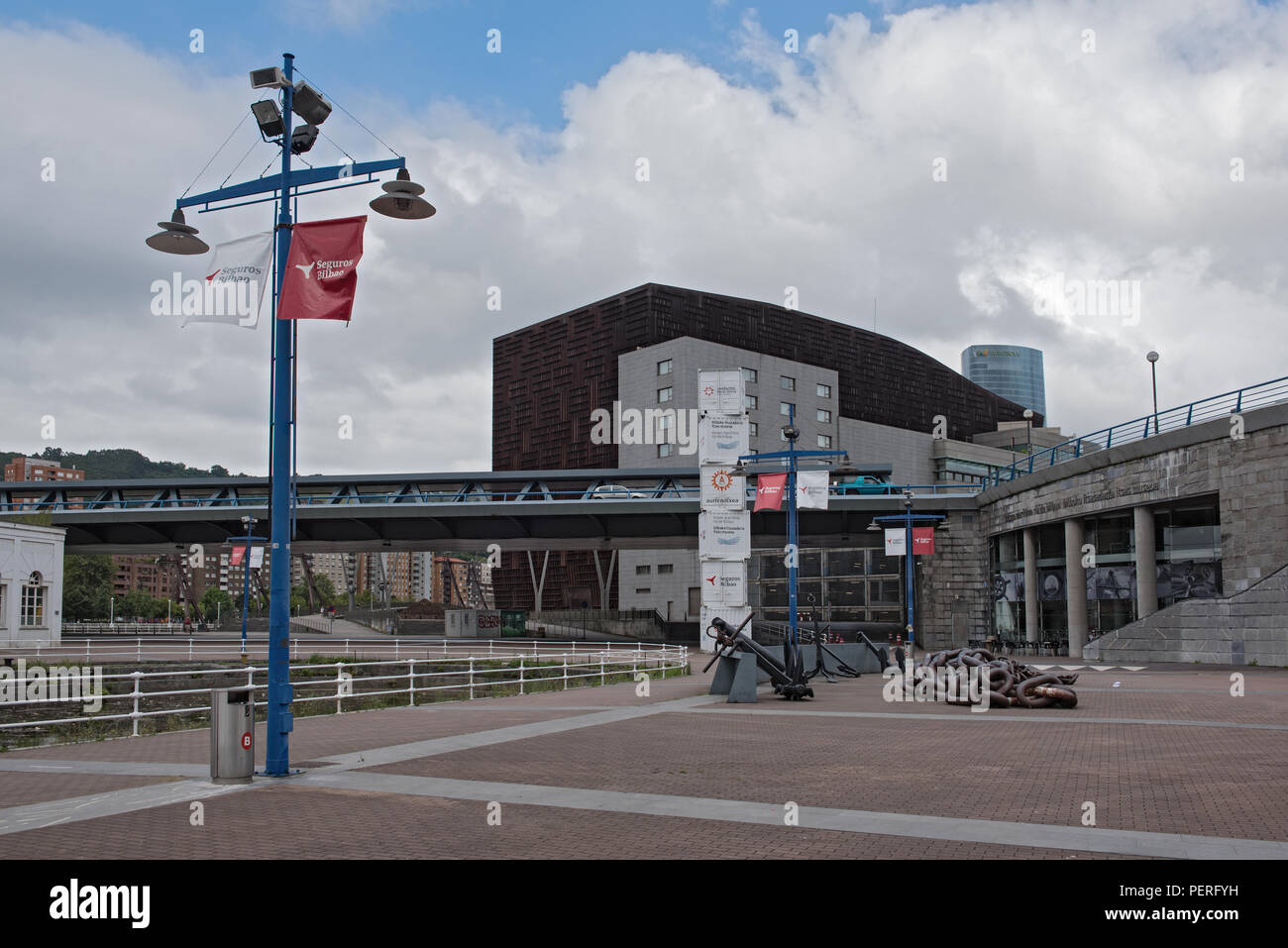 Vue sur le musée maritime de Bilbao, Espagne. Banque D'Images