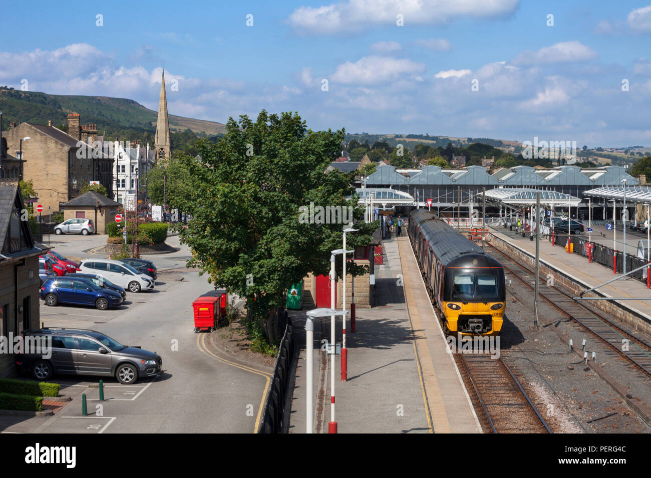 Northern rail un train électrique de classe 333 à Ilkley railway station, West Yorkshire Banque D'Images