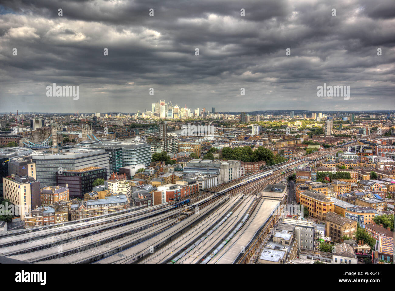 Temps orageux à Londres au-dessus de la station du pont de Londres en direction de l'est de Londres à Canary Wharf, dockland England Banque D'Images