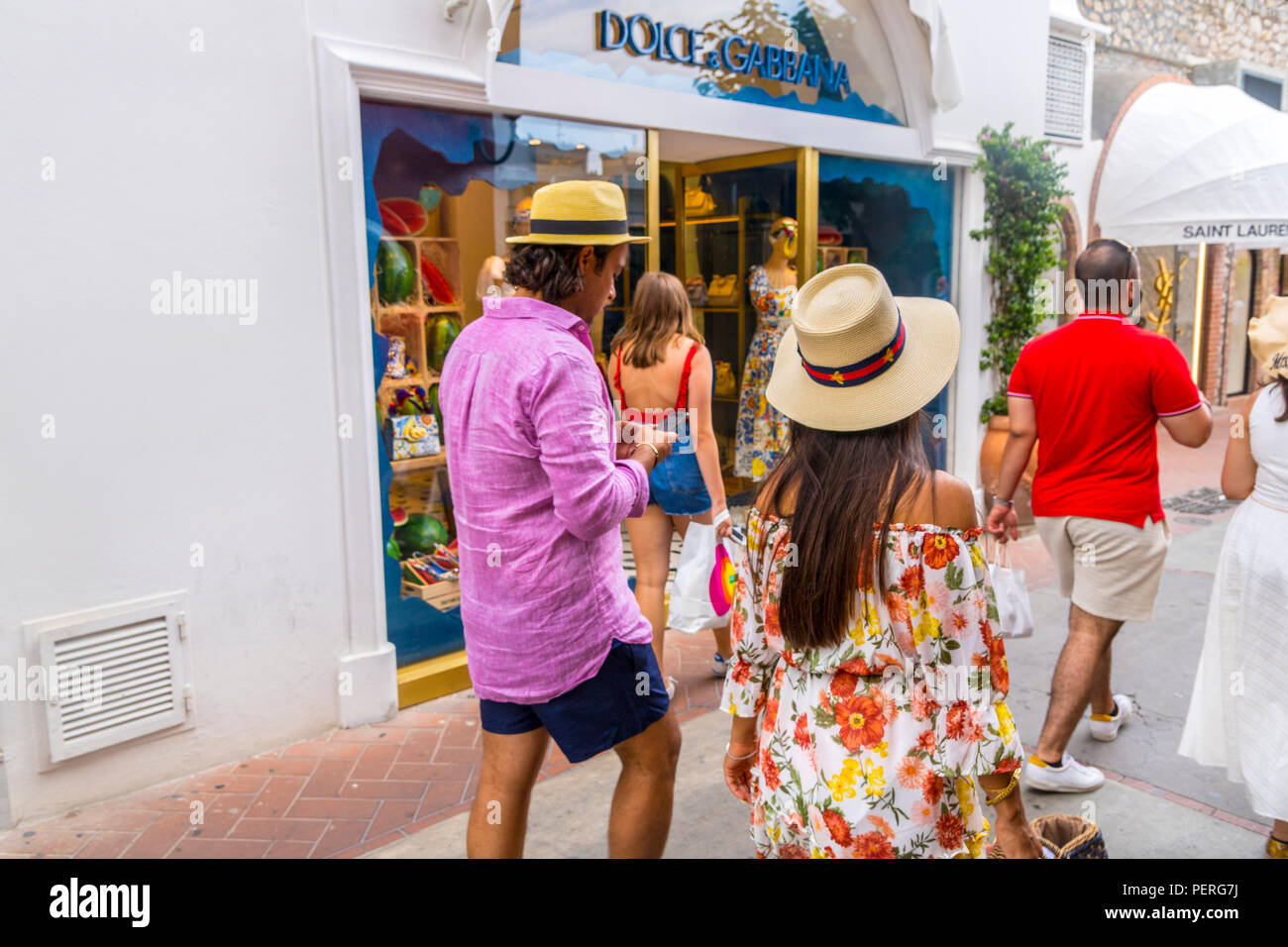 Les gens riches à shopping, marques chères, Capri, Amalfi, Italie Europe Banque D'Images