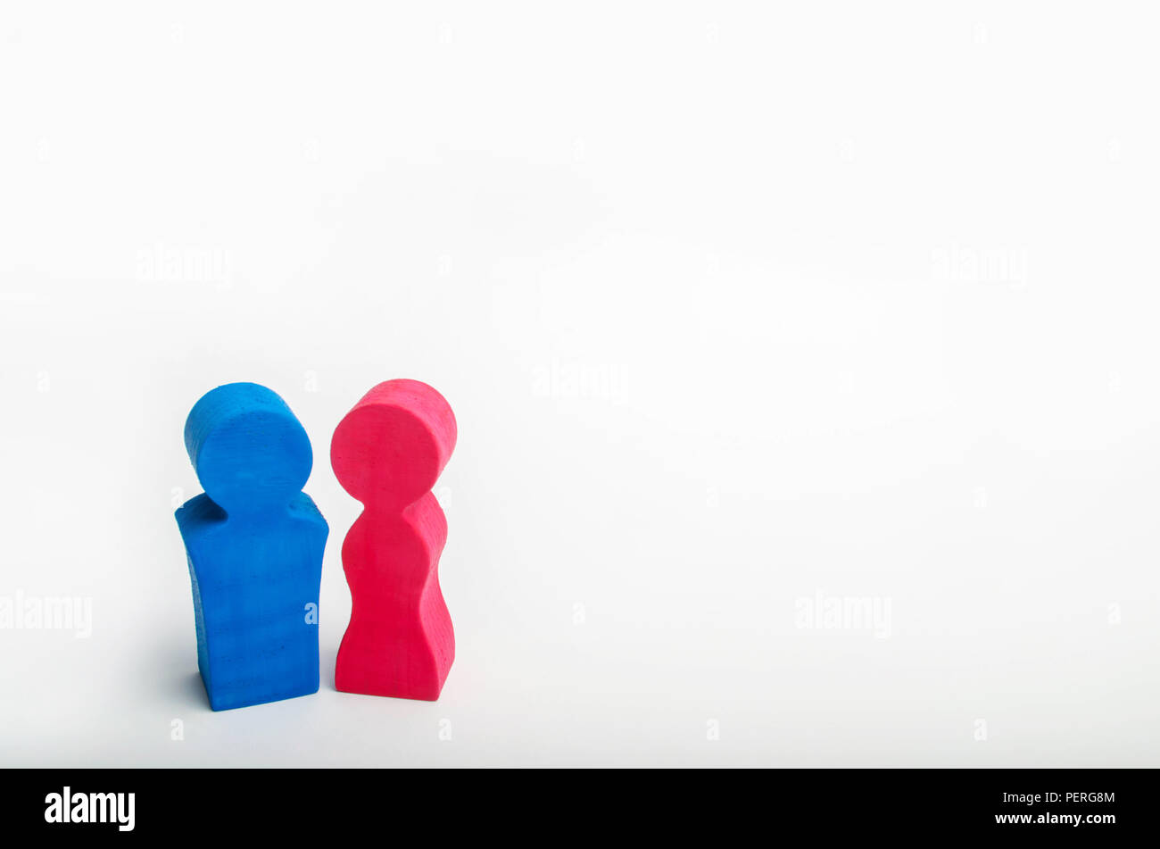 Figures en bois d'un homme et une femme sont à côté de l'autre. famille. Les relations entre les sexes. couple d'amants. le mariage, une connaissance. style minimaliste. isol Banque D'Images