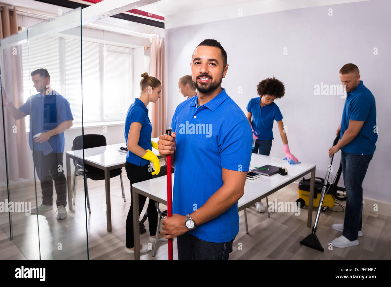 Portrait d'un homme heureux Janitor In Office Banque D'Images