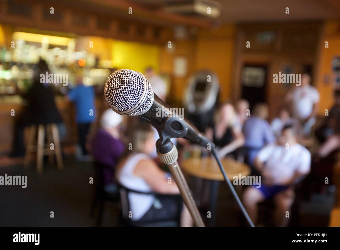 Microphone de chant en pub très animé Banque D'Images