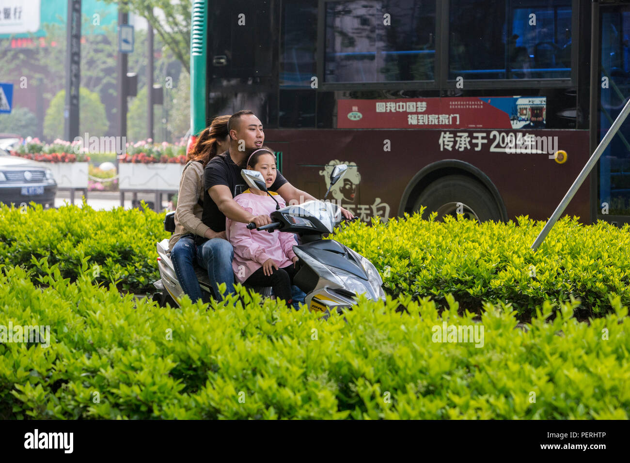 Suzhou, Jiangsu, Chine. Homme, Femme, et de la jeune fille en moto. Banque D'Images