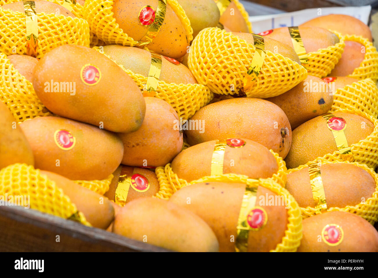 Suzhou, Jiangsu, Chine. Les mangues en vente au stand de fruits côté rue. Banque D'Images