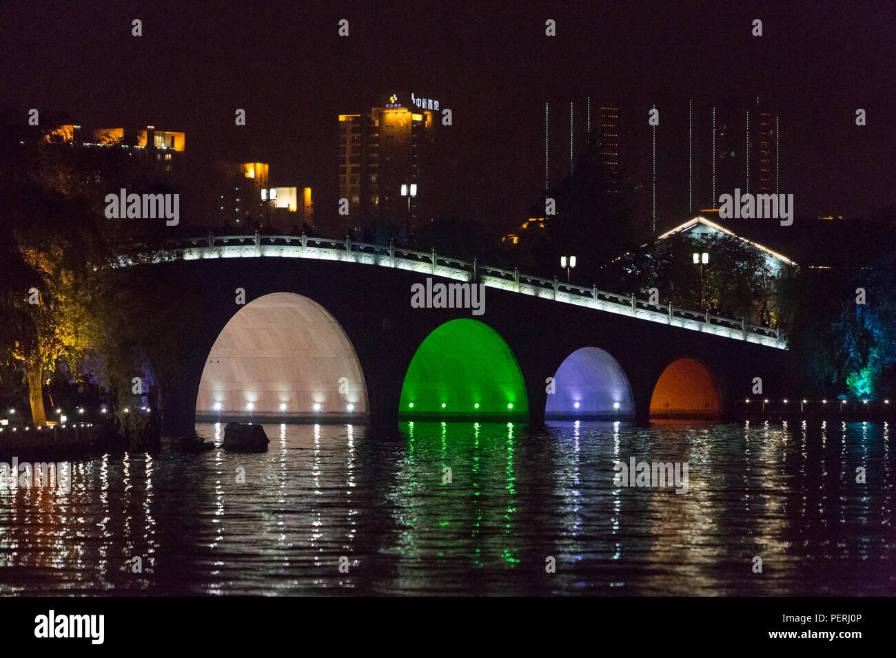 Suzhou, Jiangsu, Chine. Li Gong Dike Bridge at Night. Banque D'Images
